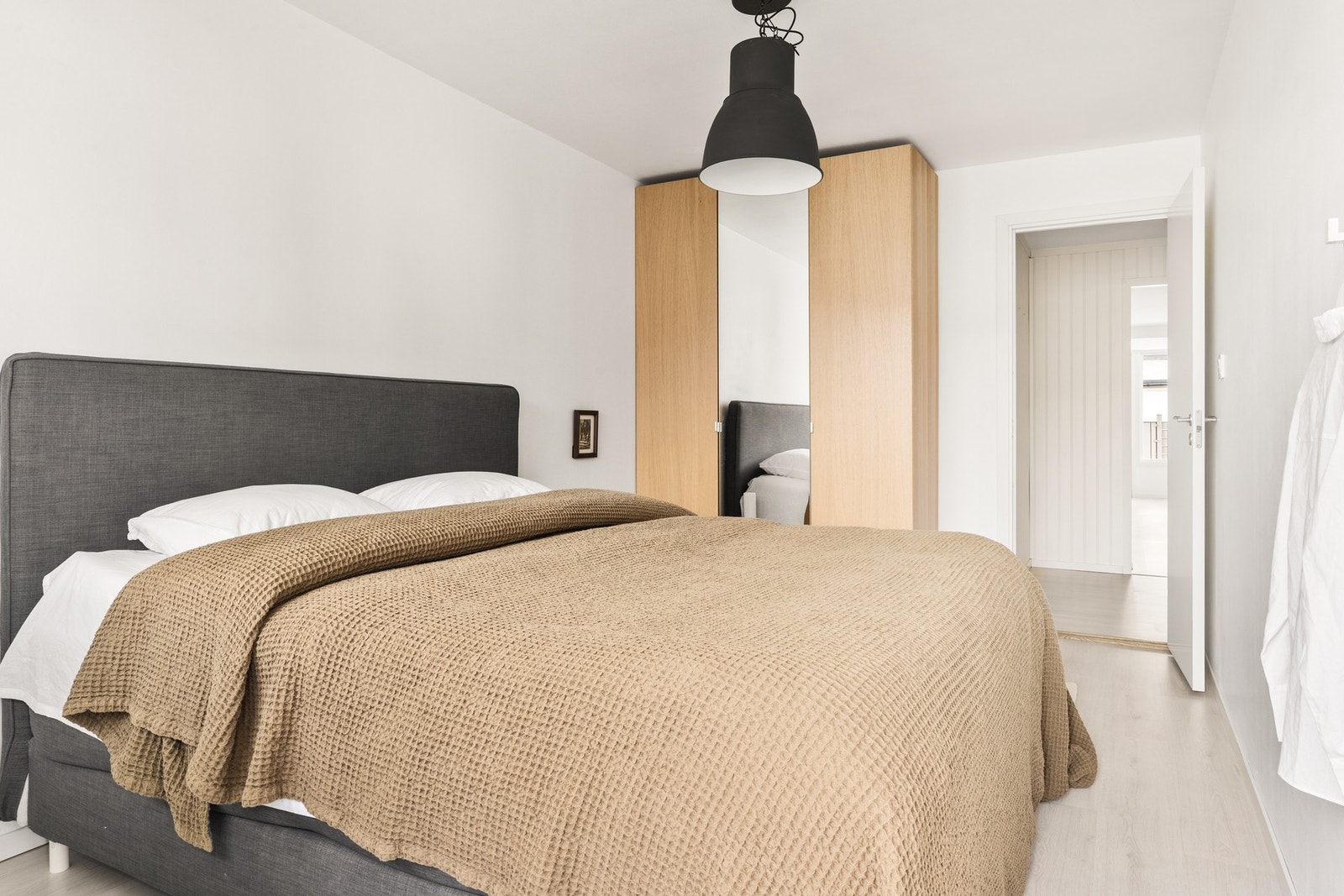 Godt med oppbevaringsplass i medfølgende garderobeskap. Galleribilde