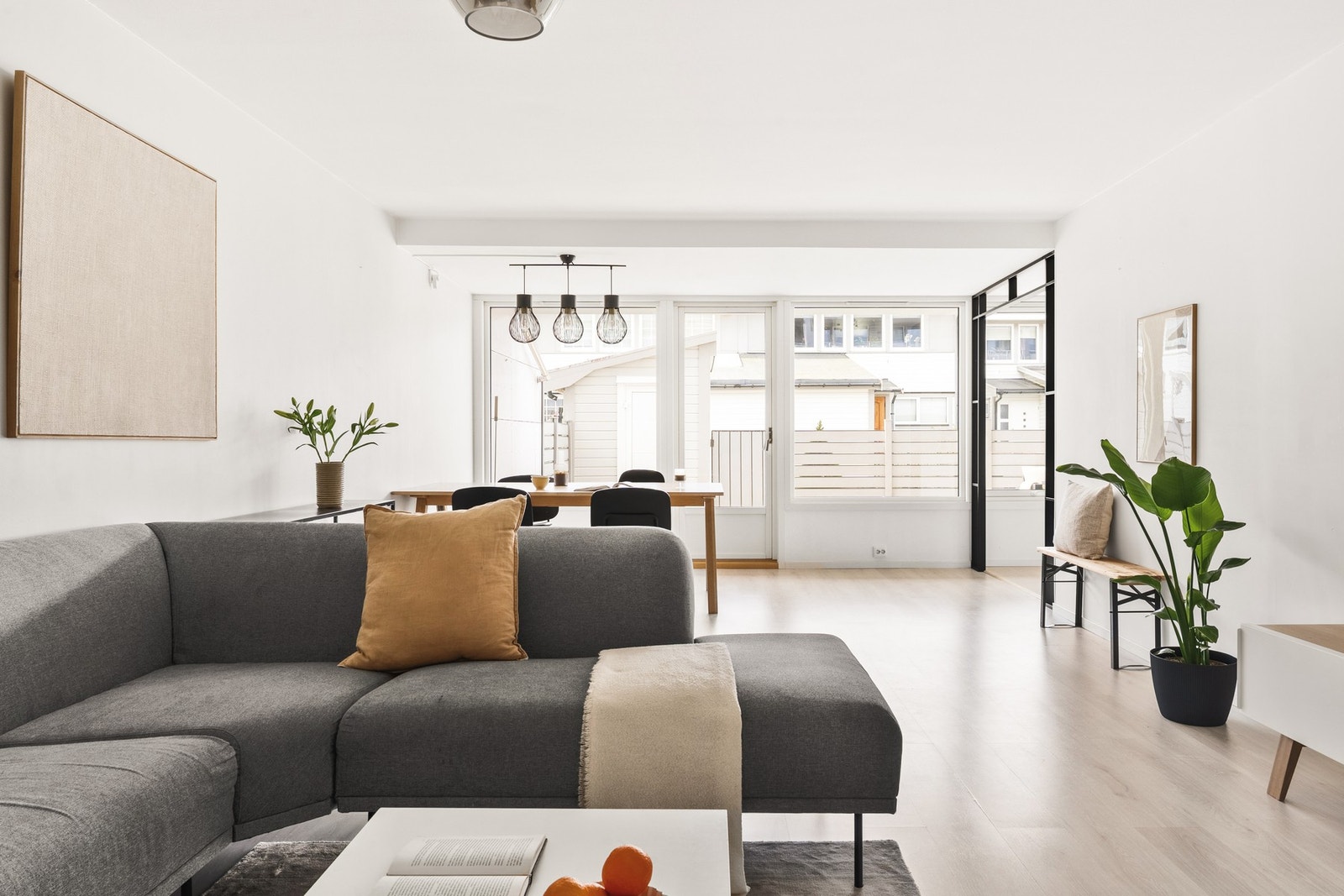 Leiligheten er lys og innbydende med store, luftige rom. Galleribilde