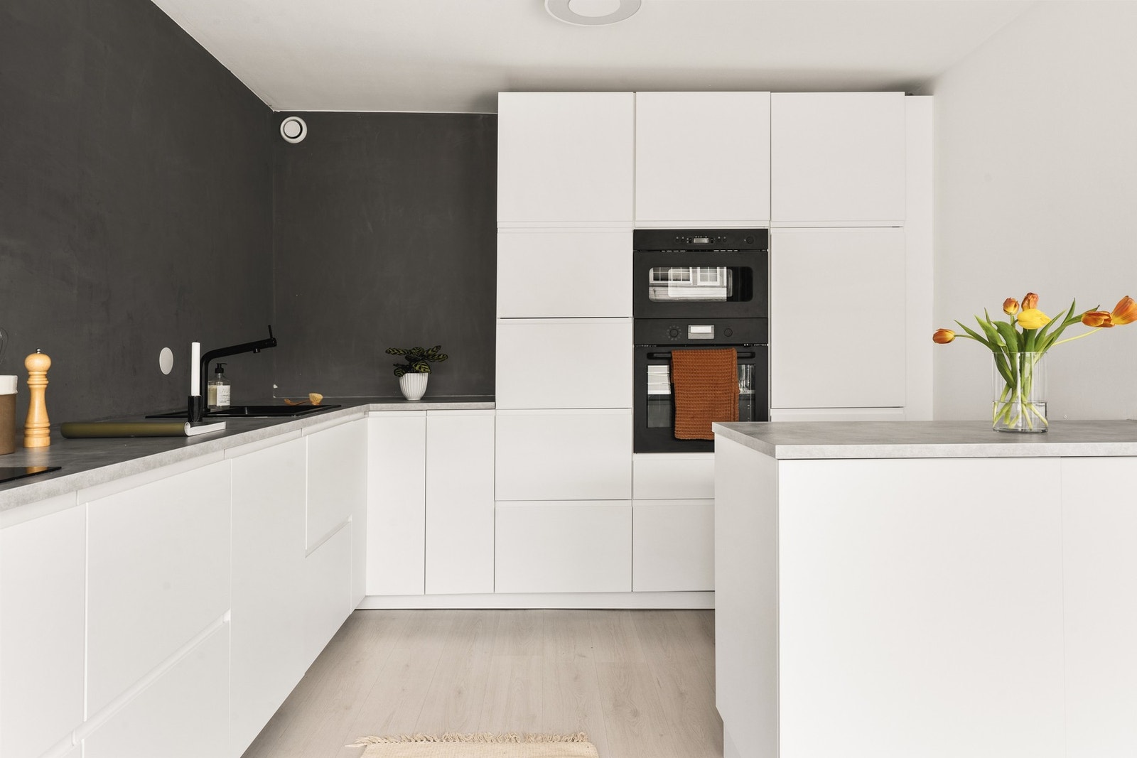 Lekkert kjøkken med tidsmessig innredning. Galleribilde