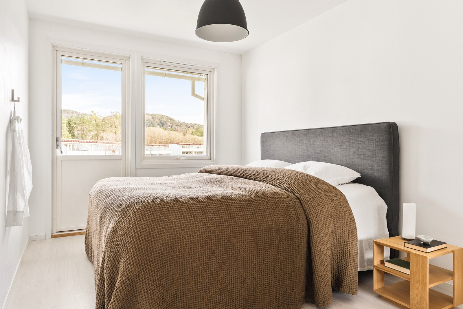 Leiligheten har tre soverom. Hovedsoverommet har god plass til dobbeltseng og nattbord på hver side. Galleribilde