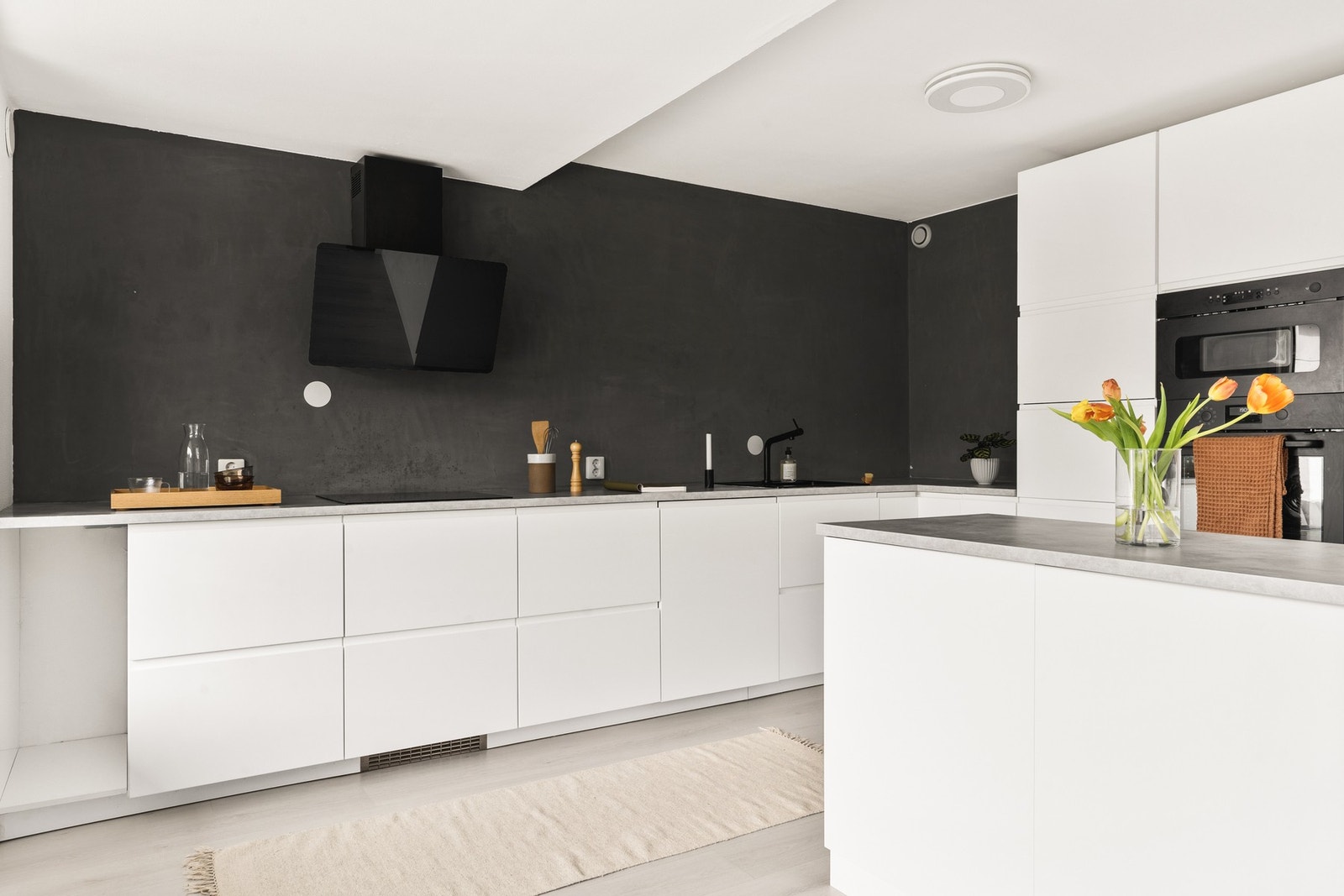 Det er en fin kombinasjon av skap- og benkeplass for både oppbevaring og matlaging. Galleribilde