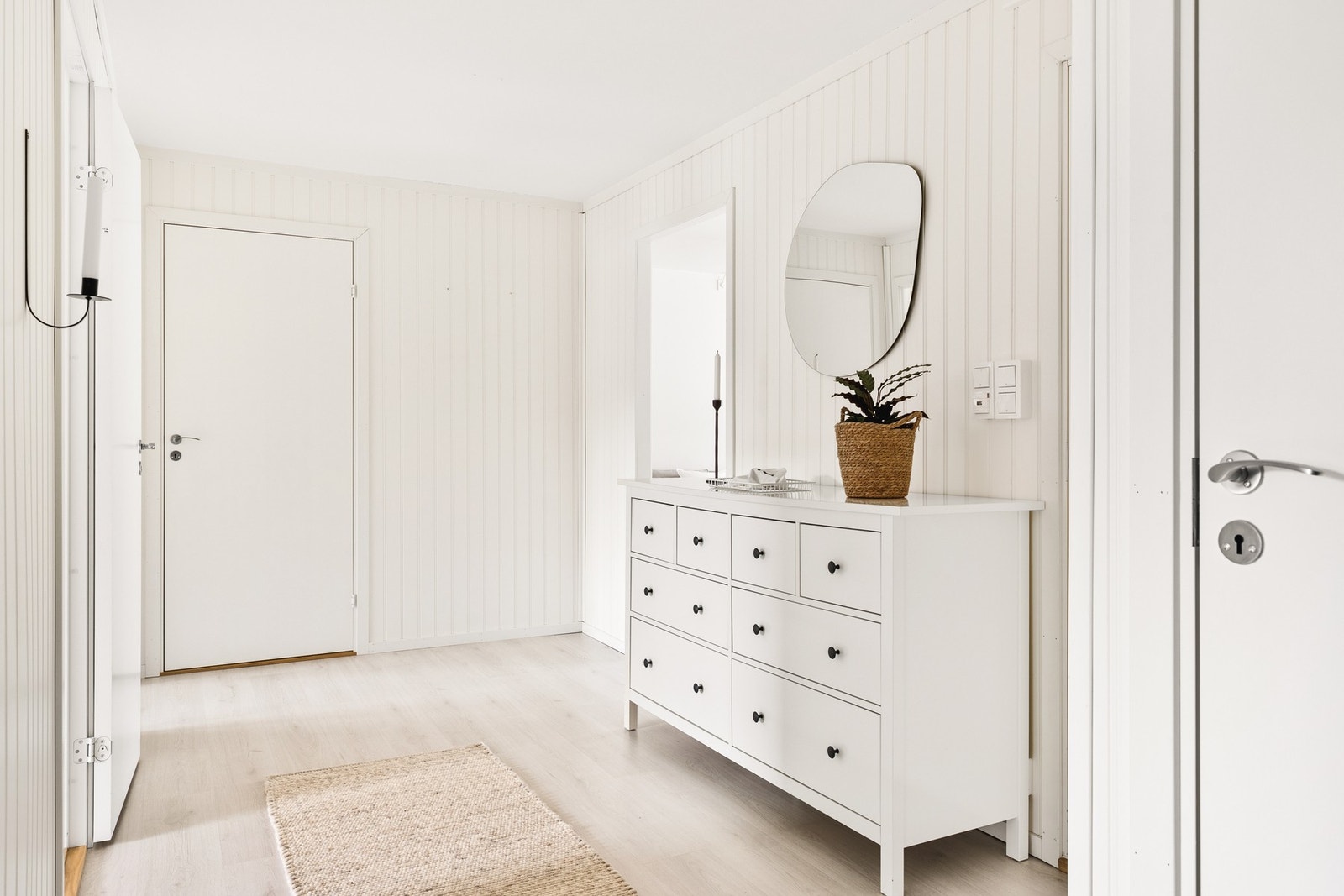 Romslig entré/gang med plass til oppbevaringsmøbler. Galleribilde