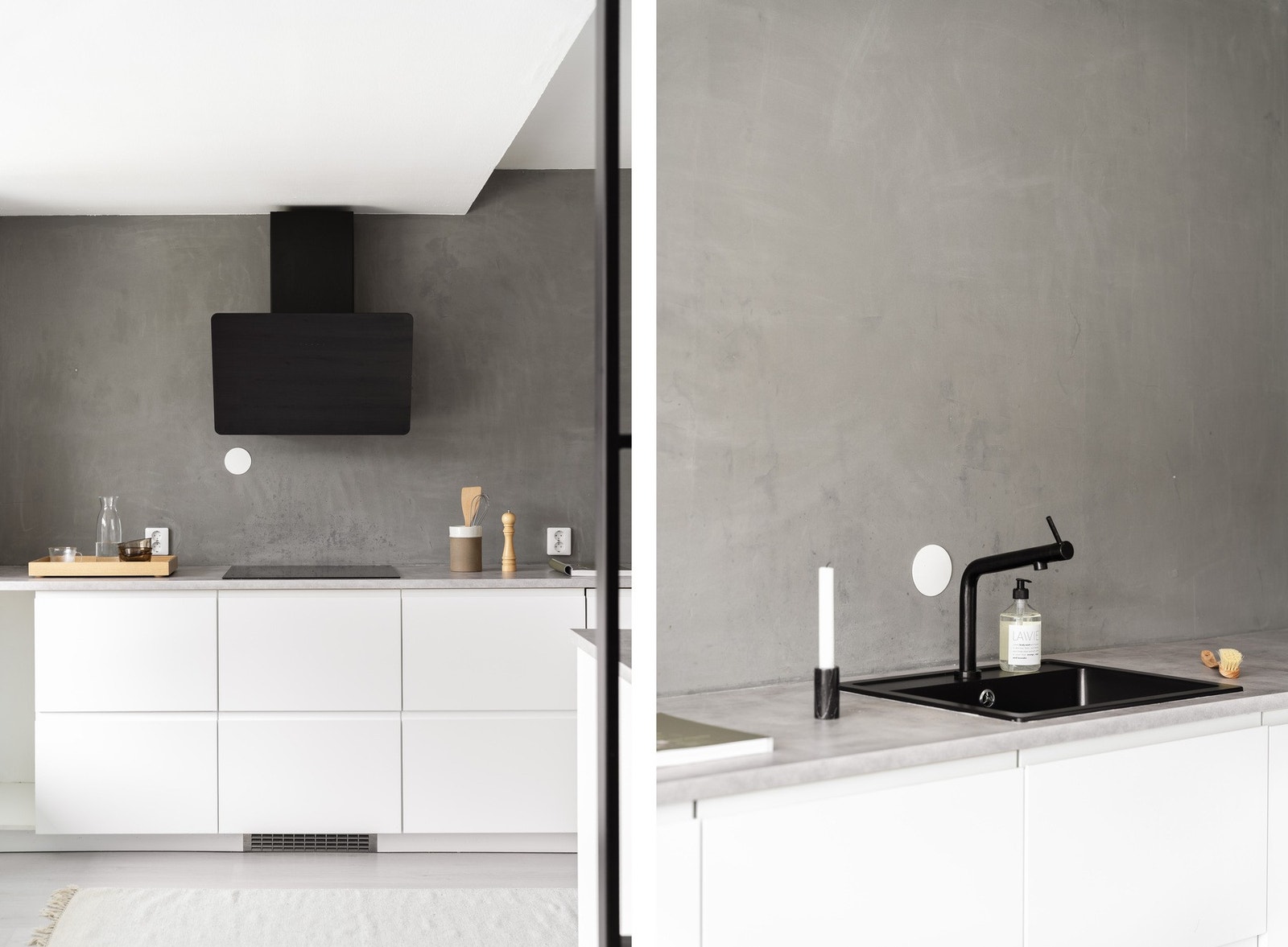 Det er slette hvite fronter og laminat benkeplate med nedfelt vask av stål, samt veggmontert ventilator. Galleribilde