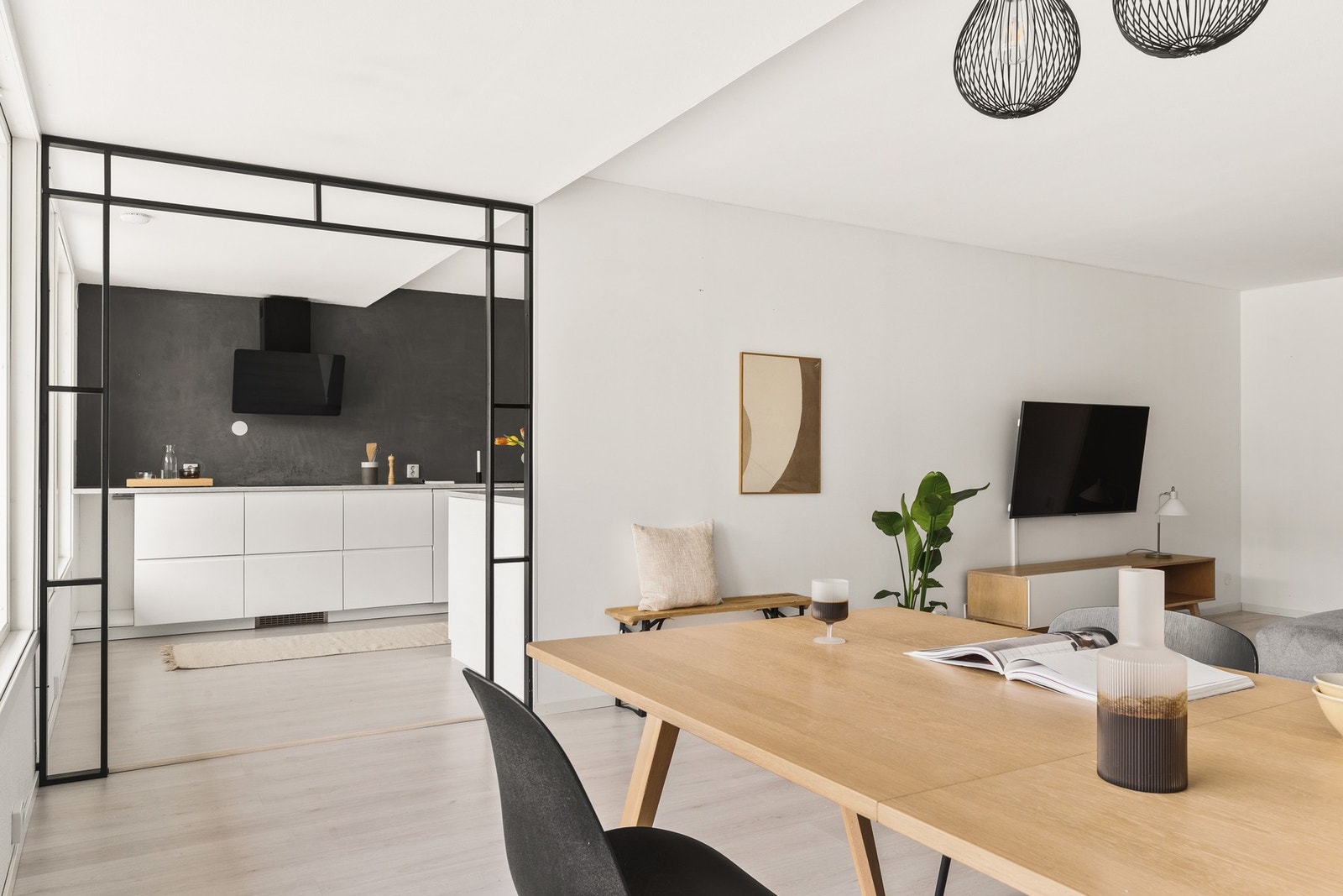 Stuen og kjøkkenet ligger i en sosial åpen løsning. Galleribilde