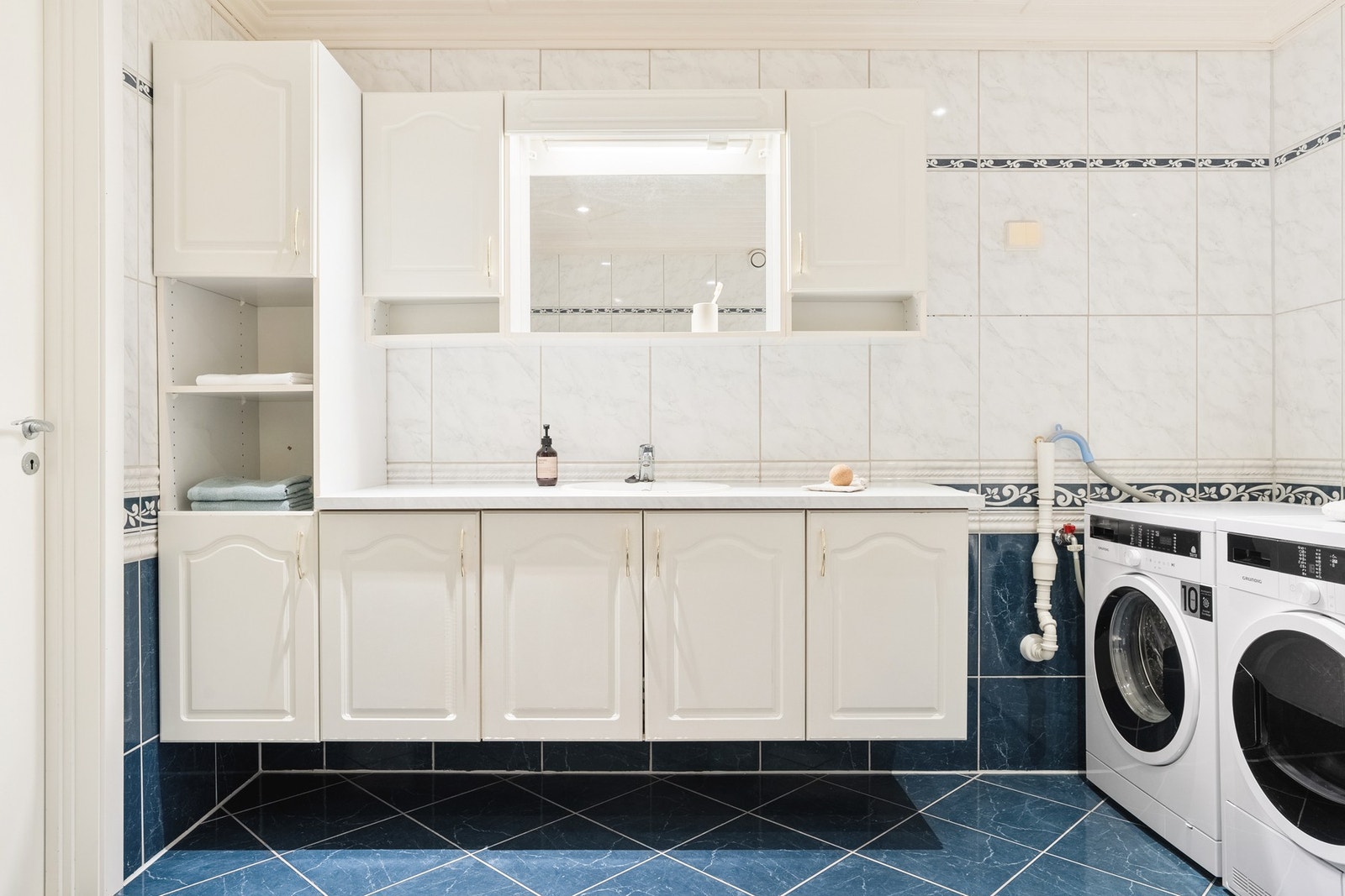 Opplegg og plass for både vaskemaskin og tørketrommel. Galleribilde