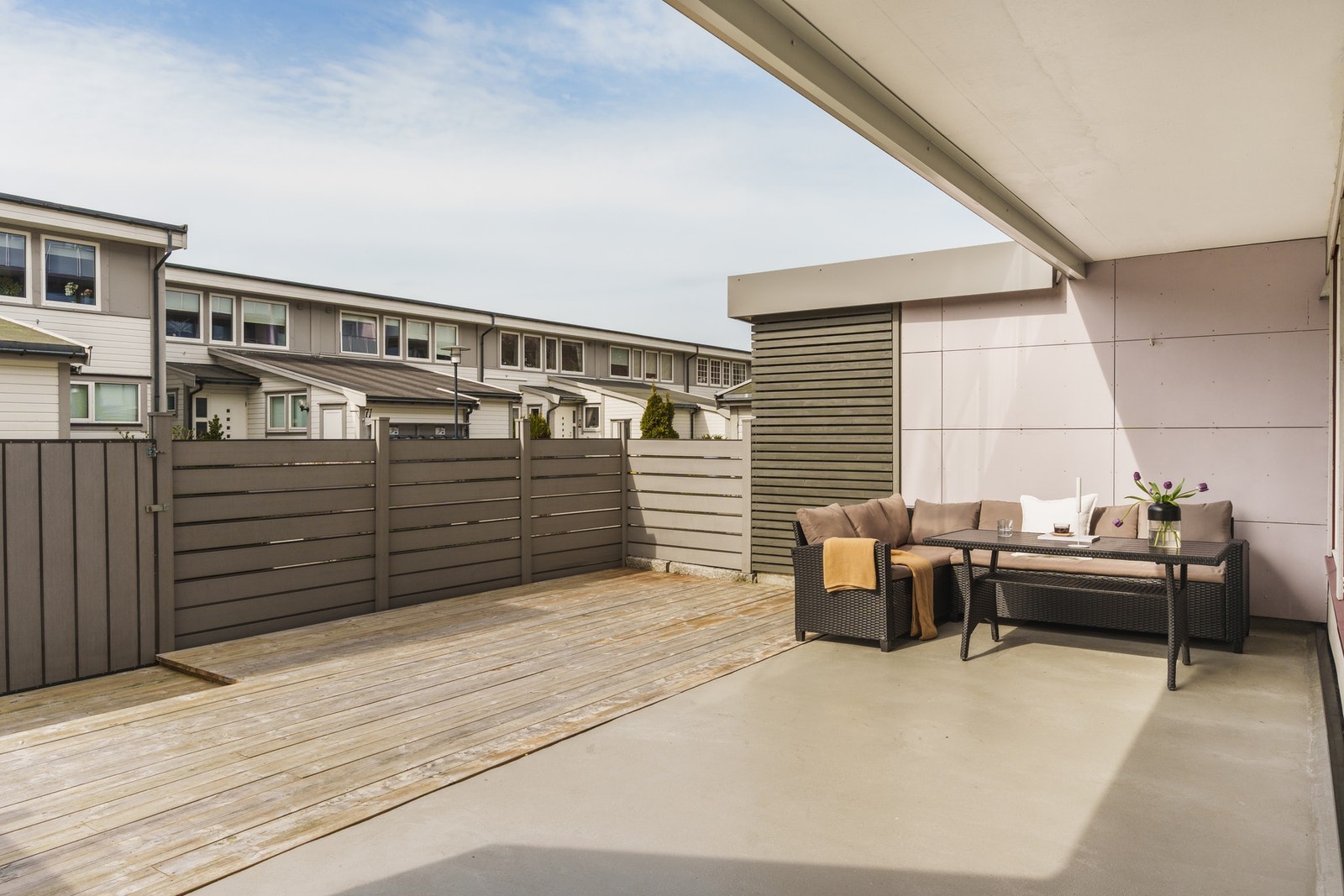 Fra stuen er det utgang til en stor markterrasse. Galleribilde