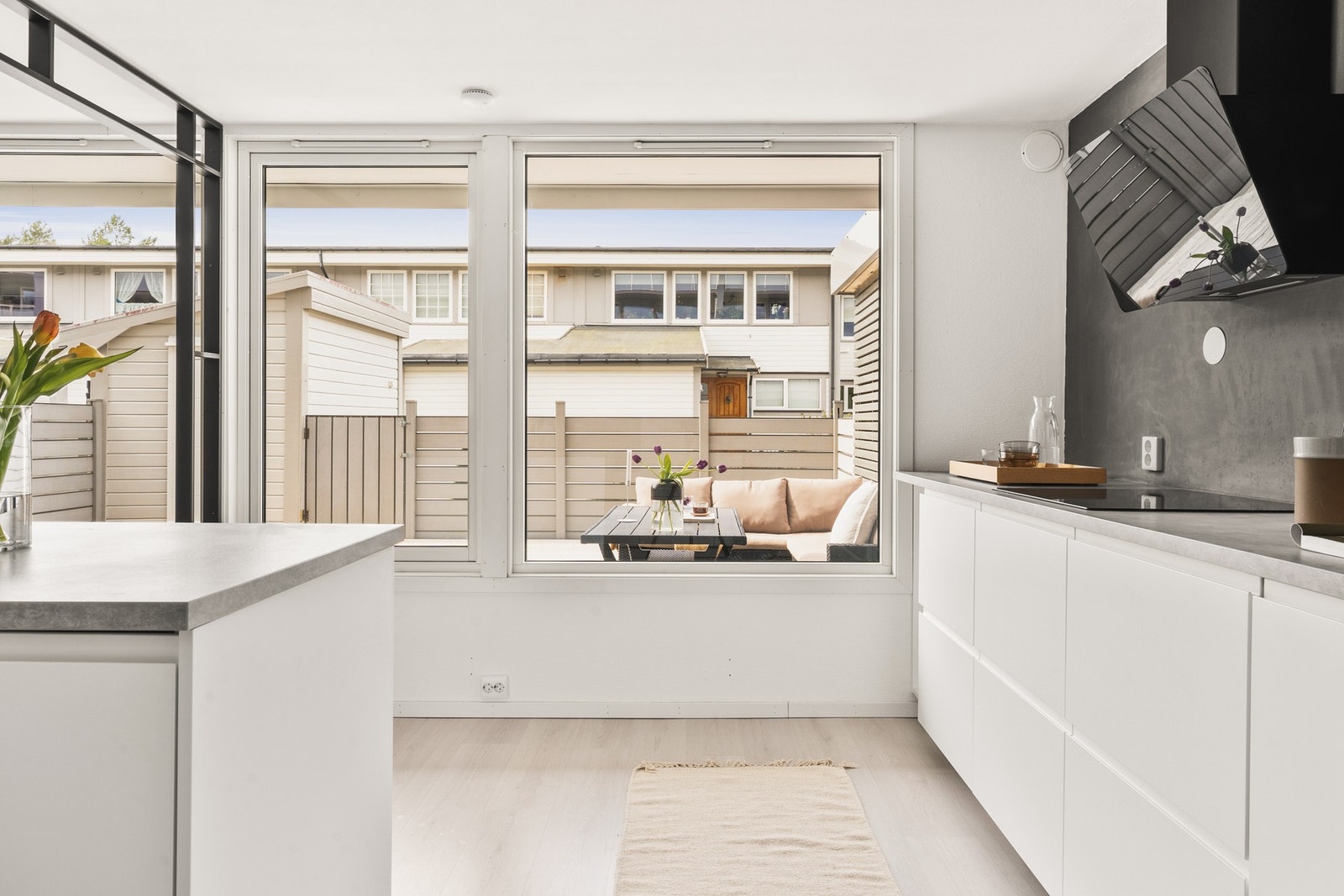 Integrerte hvitevarer gir kjøkkenet et flott helhetsuttrykk og består av stekeovn, platetopp, oppvaskmaskin, samt kjøleskap. Galleribilde