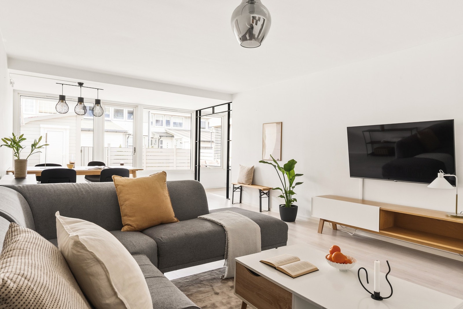 Overflatene er lysmalte, og på gulvet er det lagt 1-stavs laminat. Galleribilde