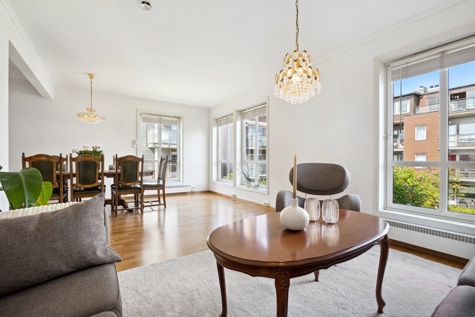 Rommet har store vinduer som slipper inn pent naturlig lys. Galleribilde