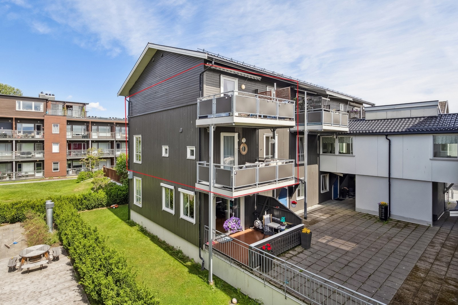 Leiligheten ligger svært pent til i 2. og 3. etasje. Galleribilde