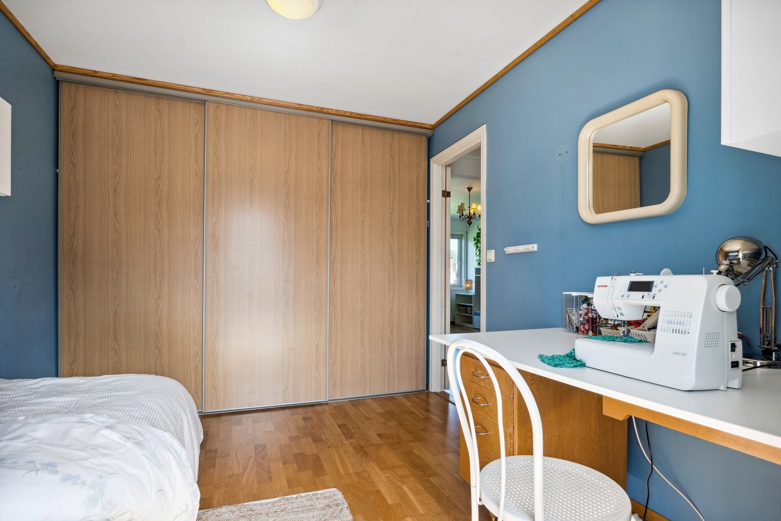 Et av soverommene har en vegg til vegg skyvedørsgarderobe. Galleribilde