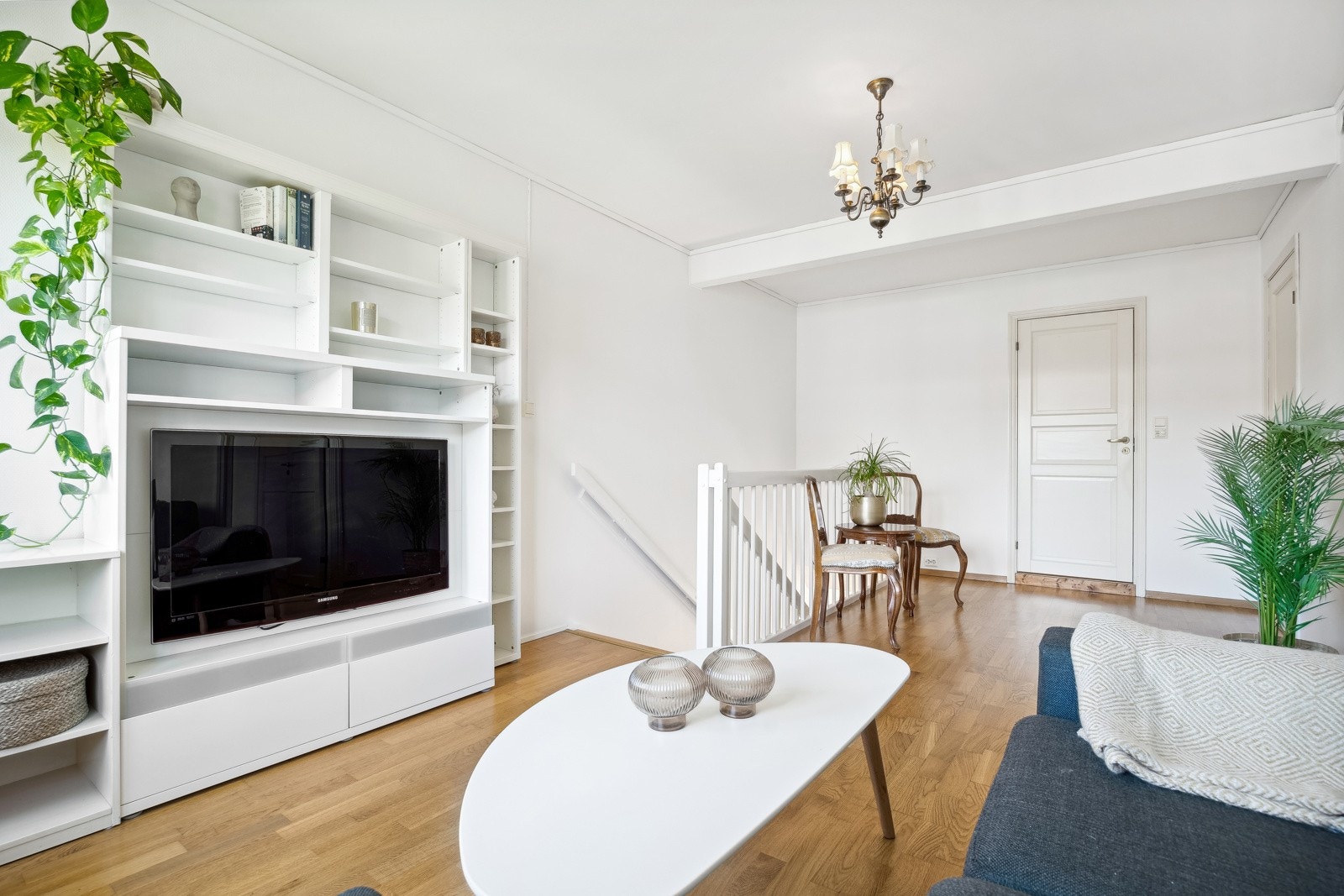 Opp trappen til øvre etasje er det en ekstra stue som i dag brukes som tv-stue. Nymalt i 2024. Galleribilde