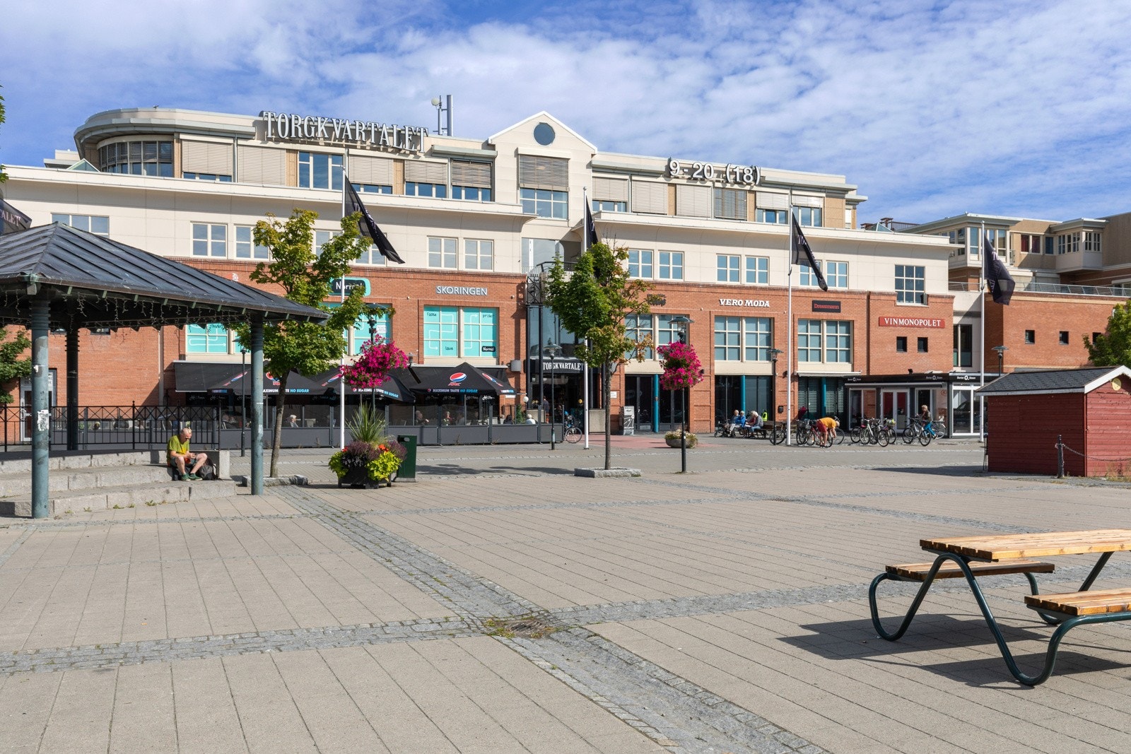 På Torgkvartalet finner man en rekke butikker, frisør og serveringssteder. Galleribilde