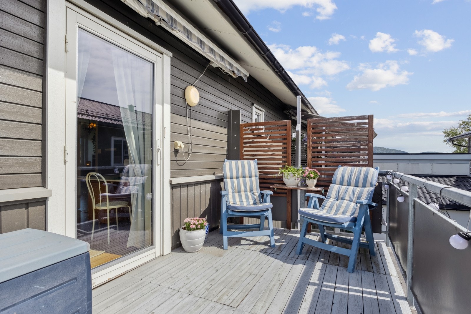 Fra det ene soverommet er det utgang til balkong nummer to. Her er det også plass til å møblere med utemøblement. Galleribilde