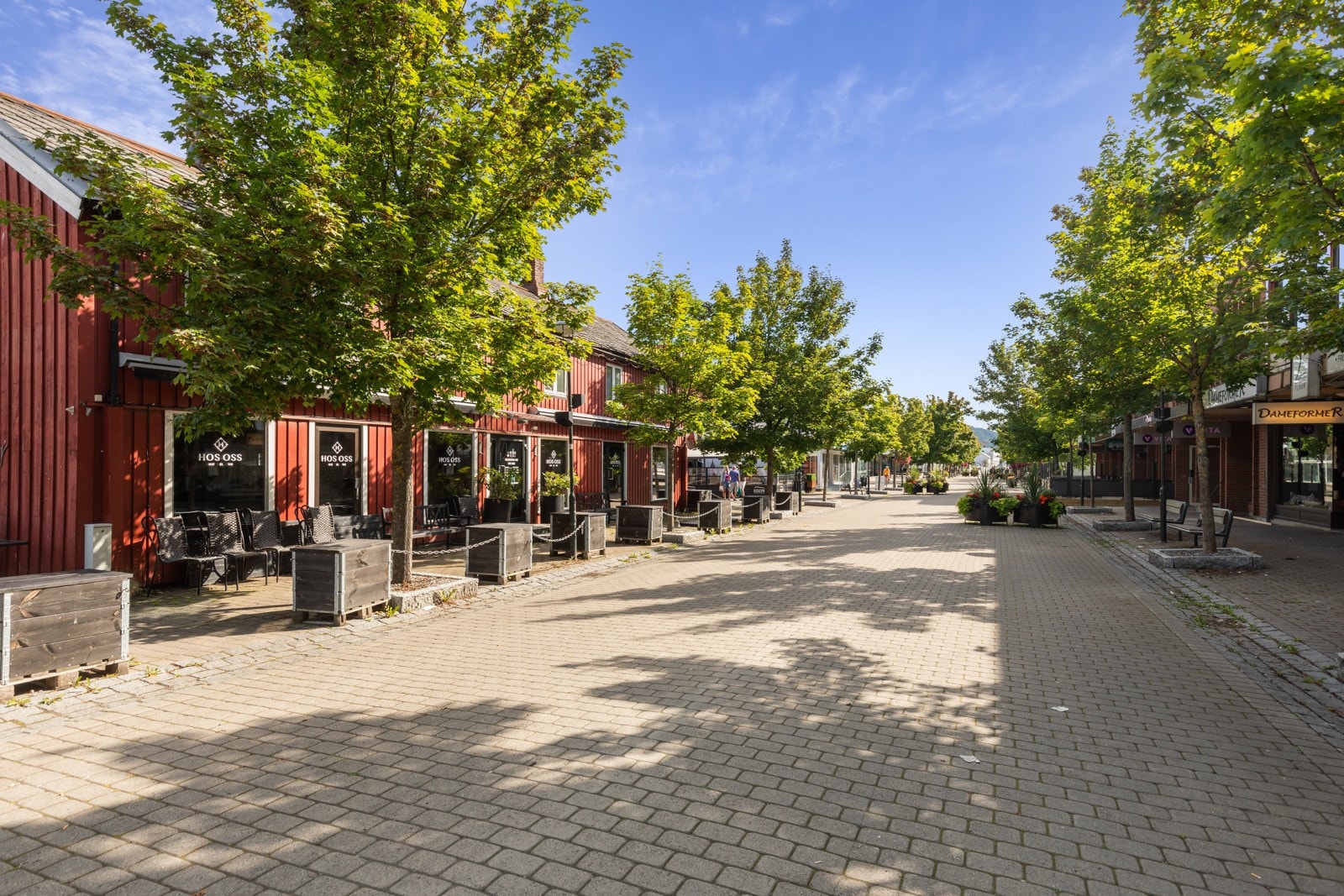 Det er kort vei til gågata i Stjørdal sentrum. Galleribilde