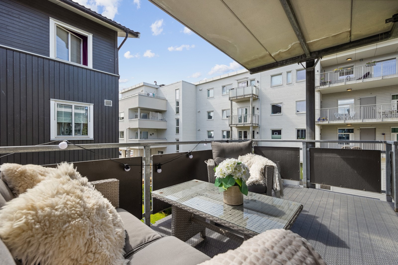 Fra kjøkkenet er det utgang til boligens første balkong. En trivelig plass med rom til utemøblement og grill. Galleribilde