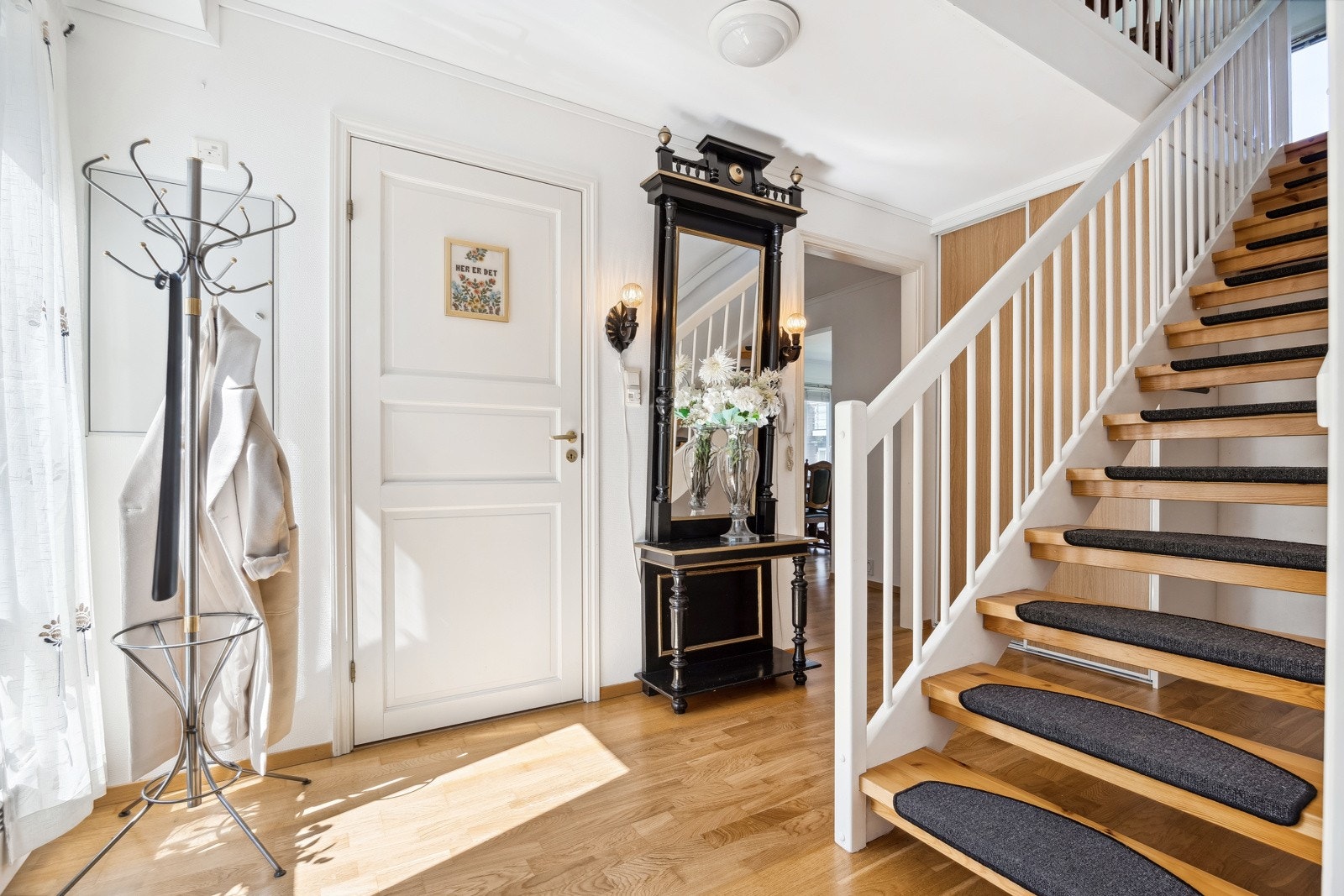 Leiligheten tar deg imot til en romslig gang med plass til sko og jakkeoppheng. Galleribilde