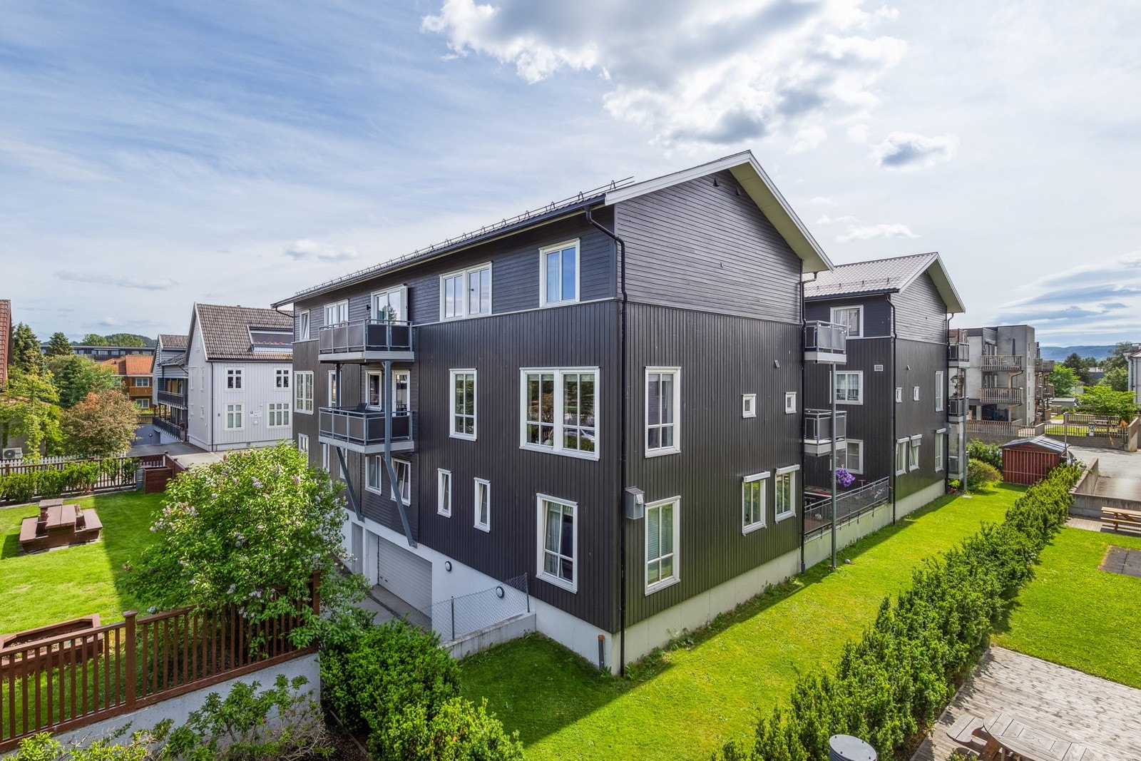 Parkering i kjeller med heis opp til leiligheten. Galleribilde