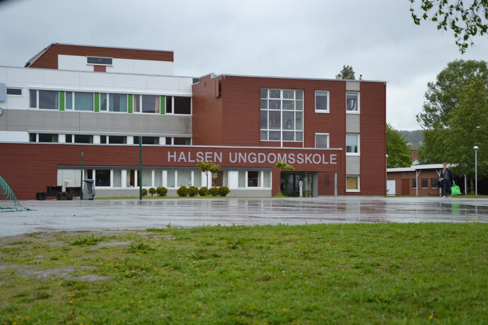Boligen har gåavstand til Halsen Barneskole og Ungdomsskole. Like ved ligger Ole Vig videregående skole. Galleribilde