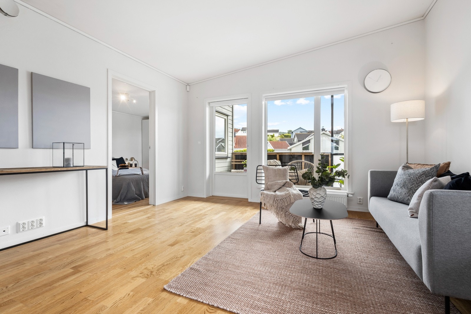 Lys og luftig stue, med store vindusflater som slipper inn godt med naturlig lys. Galleribilde
