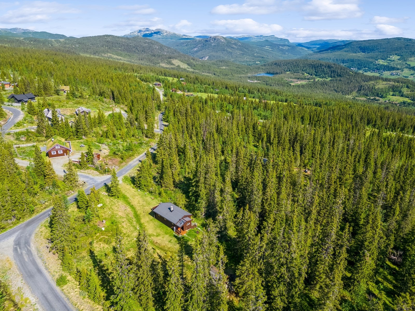 Nærområde er både rolig og idyllisk, fortrinnsvis bestående av hyttebebyggelse. Her kan deilige fri- og feriedager virkelig nytes. Galleribilde