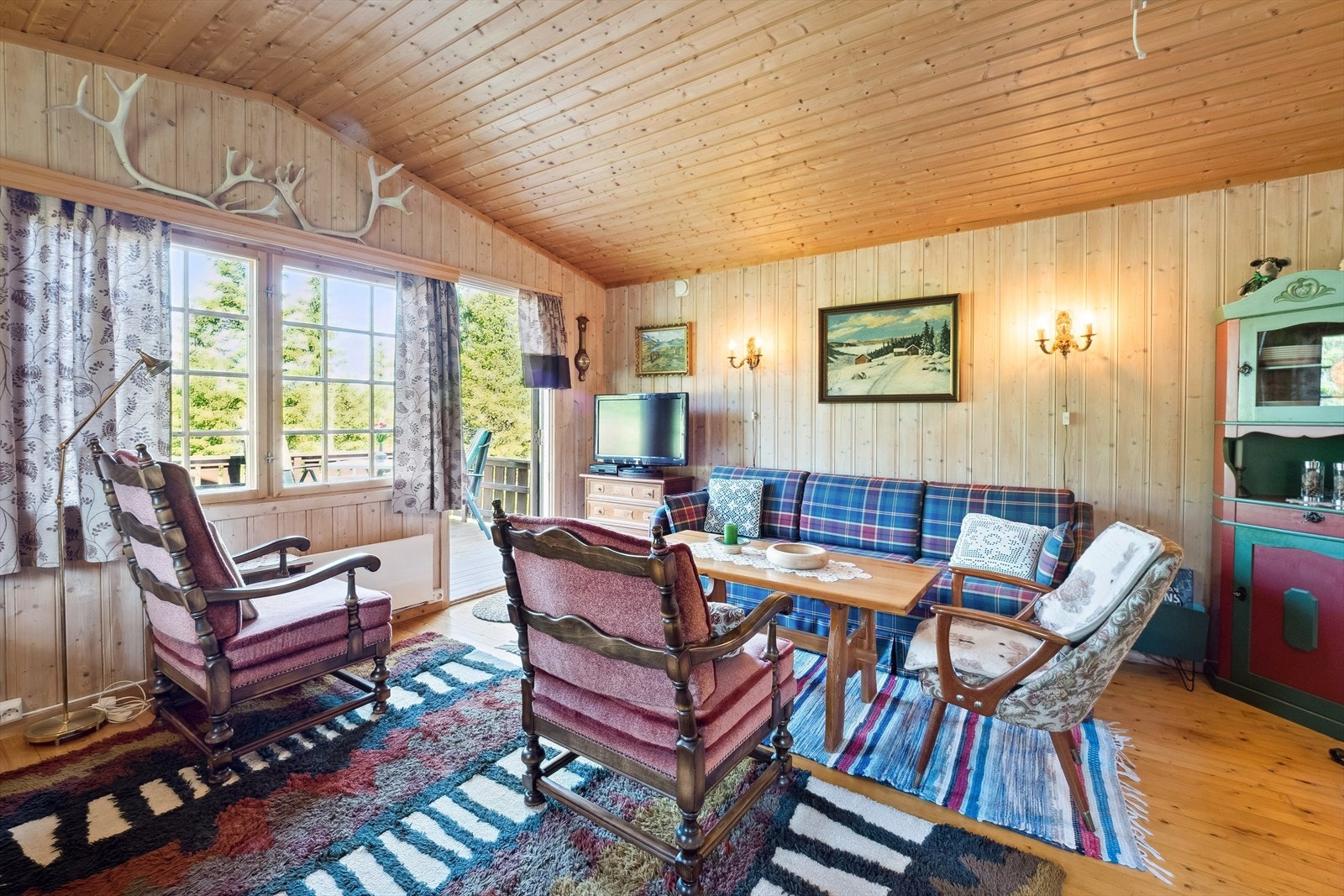 Stuesonen har godt med lys fra flere vinduer og god plass til sofaløsning. Galleribilde