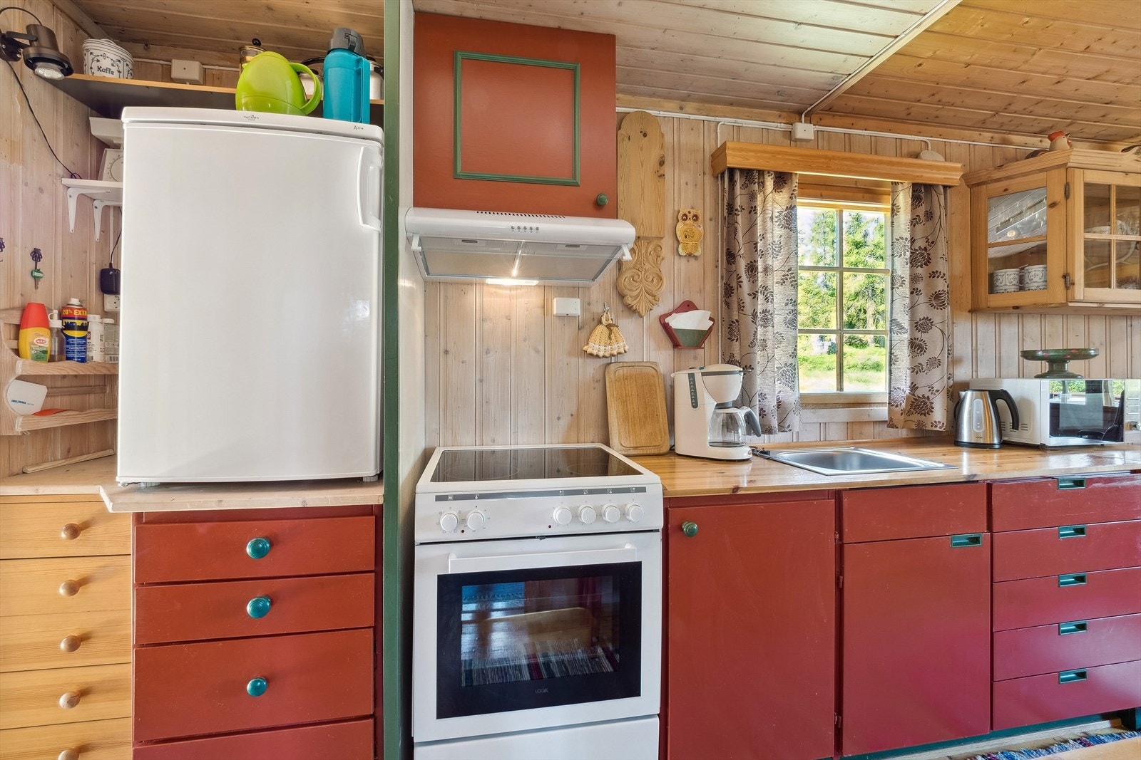 Hytta selges med alt av møbler og inventar. Det er montert avtrekksvifte over kokesonen. Galleribilde