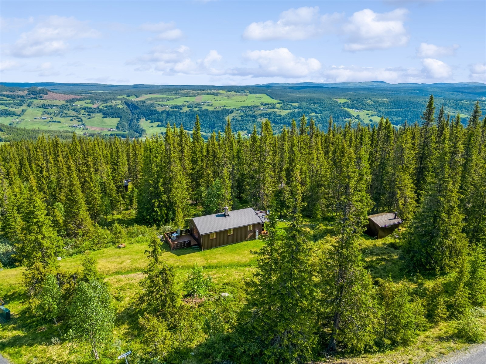 Hytta ligger på en stor eiertomt på ca. 1,2 mål og omkranses av et pent plenareal og for øvrig naturtomt. Galleribilde