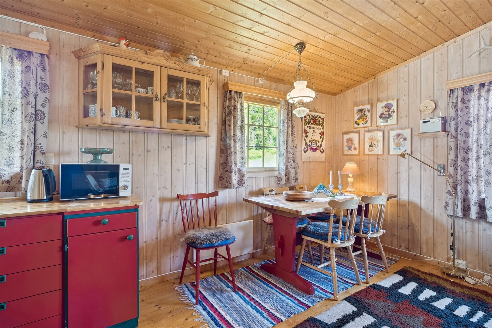 Det er plass til hyggelig spisestue i tilknytning til kjøkkensonen. Galleribilde