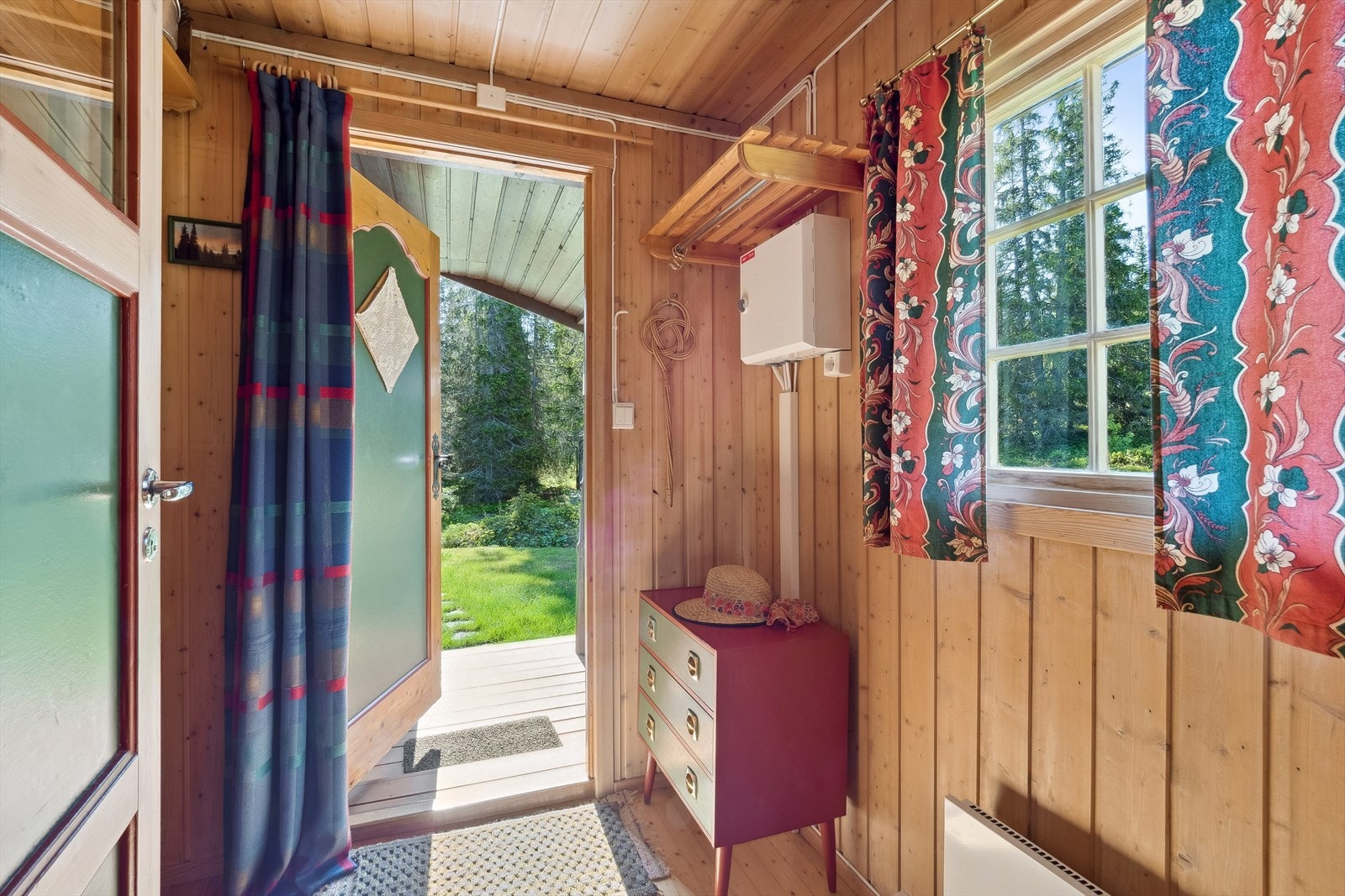 Entrèen har plass til knaggrekker og noe oppbevaringsmøblement til oppheng av yttertøy og plassering av sko. Galleribilde