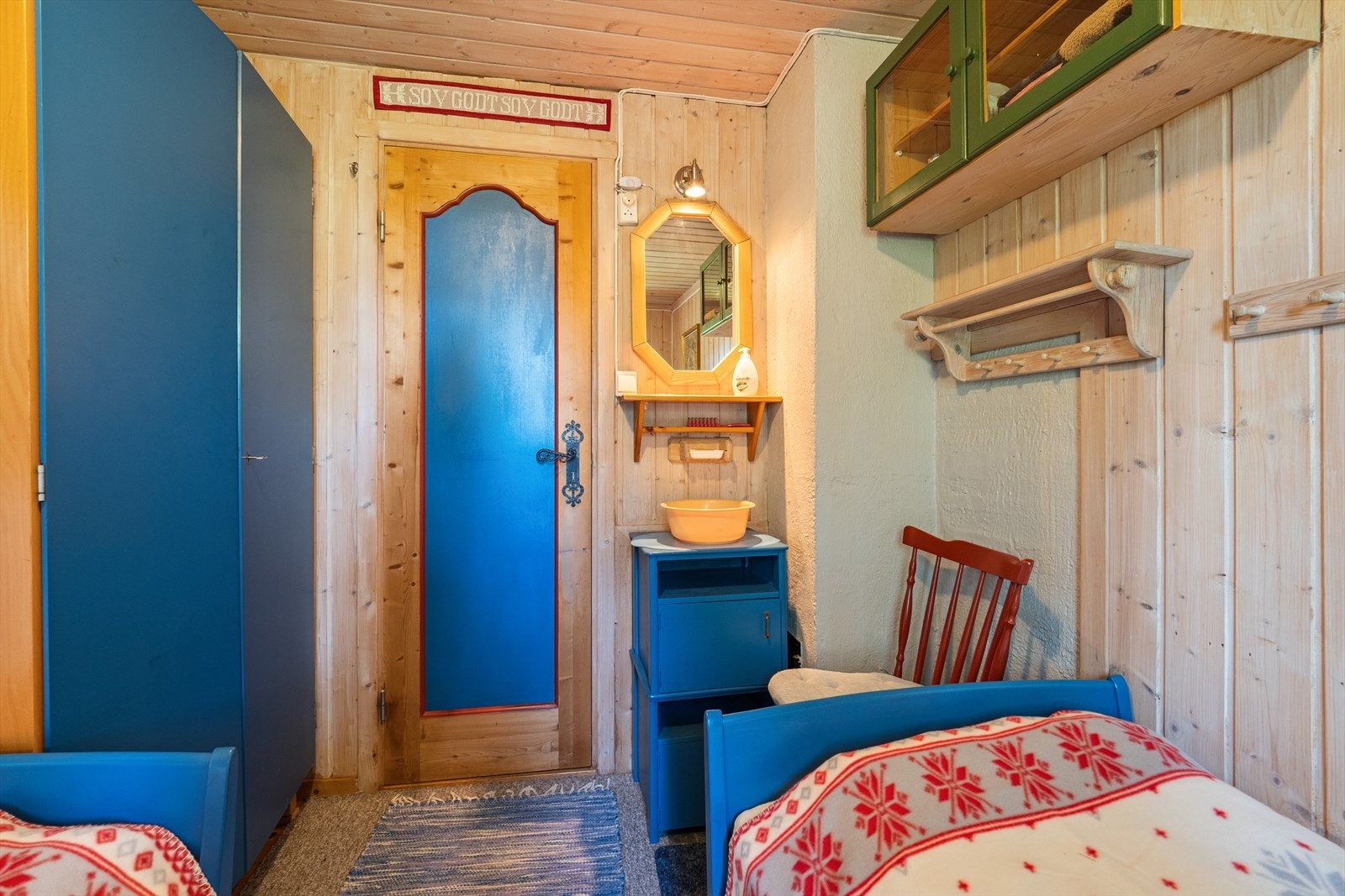 Det største soverommet er innredet med garderobeløsning og har plass til dobbeltseng. Rommet er i dag innredet med to enkeltsenger. Galleribilde