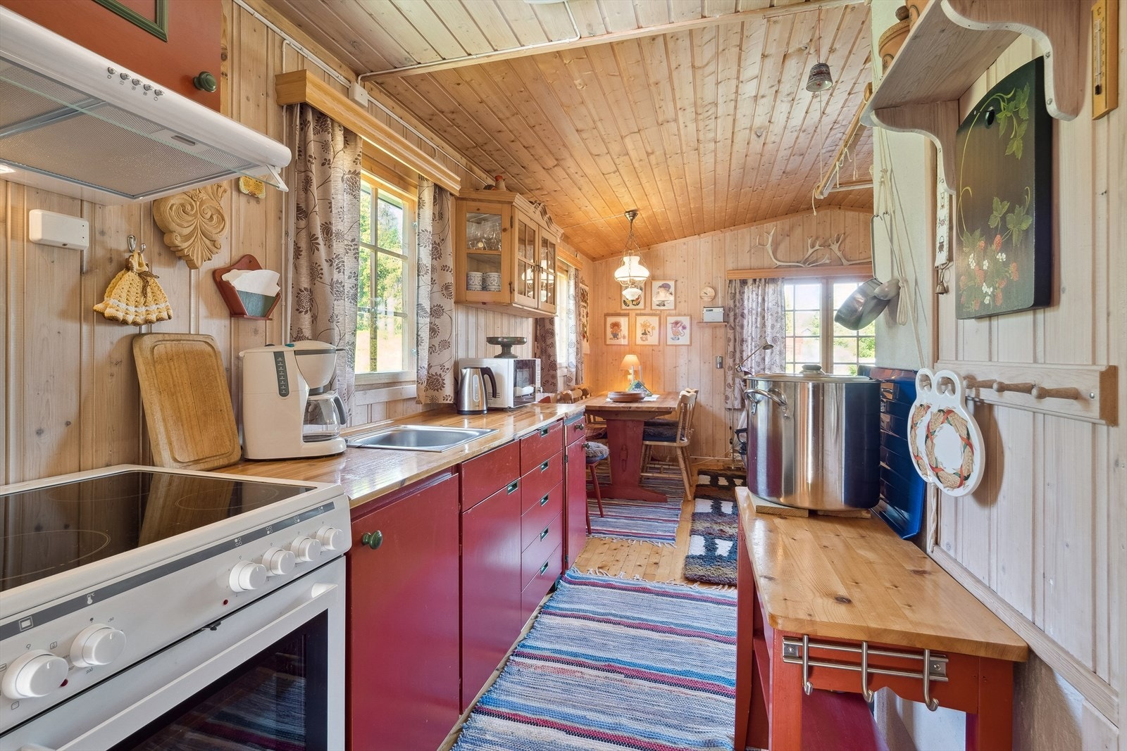 Her er det gode oppbevaringsmuligheter i flere skuffer- og skap. Galleribilde