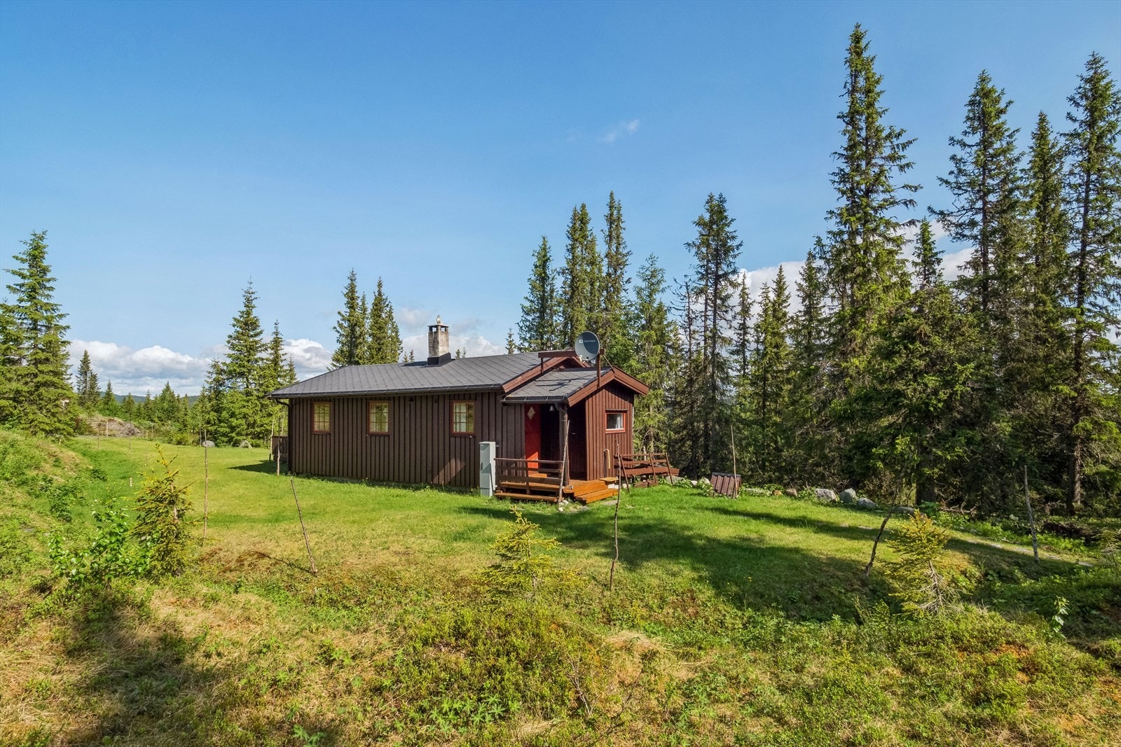 Via trappeadkomst med liten uteplass foran inngangspartiet ønskes du velkommen inn. Galleribilde
