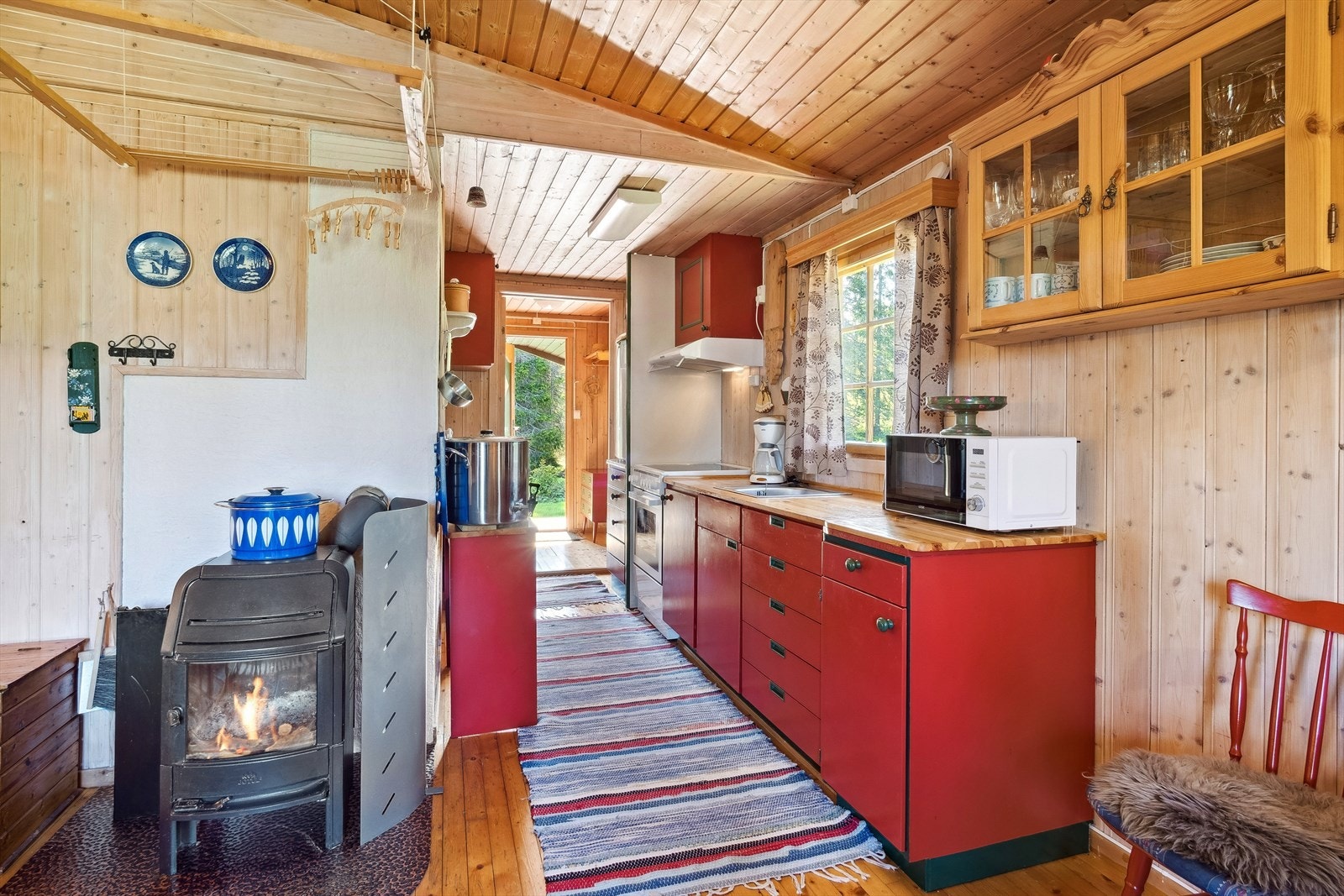 Kjøkkenet har en eldre, enkel standard og utstyrt med malte trefronter. Galleribilde