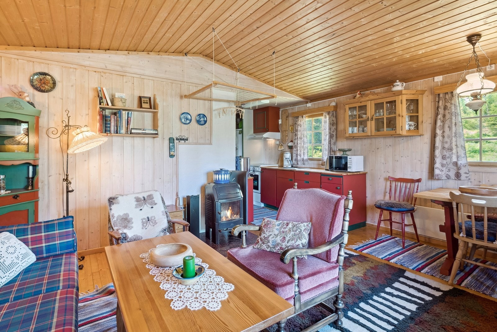 Vel inne ligger stuen og kjøkkenet i en åpen løsning - men allikevel fint i hver sin sone. Galleribilde