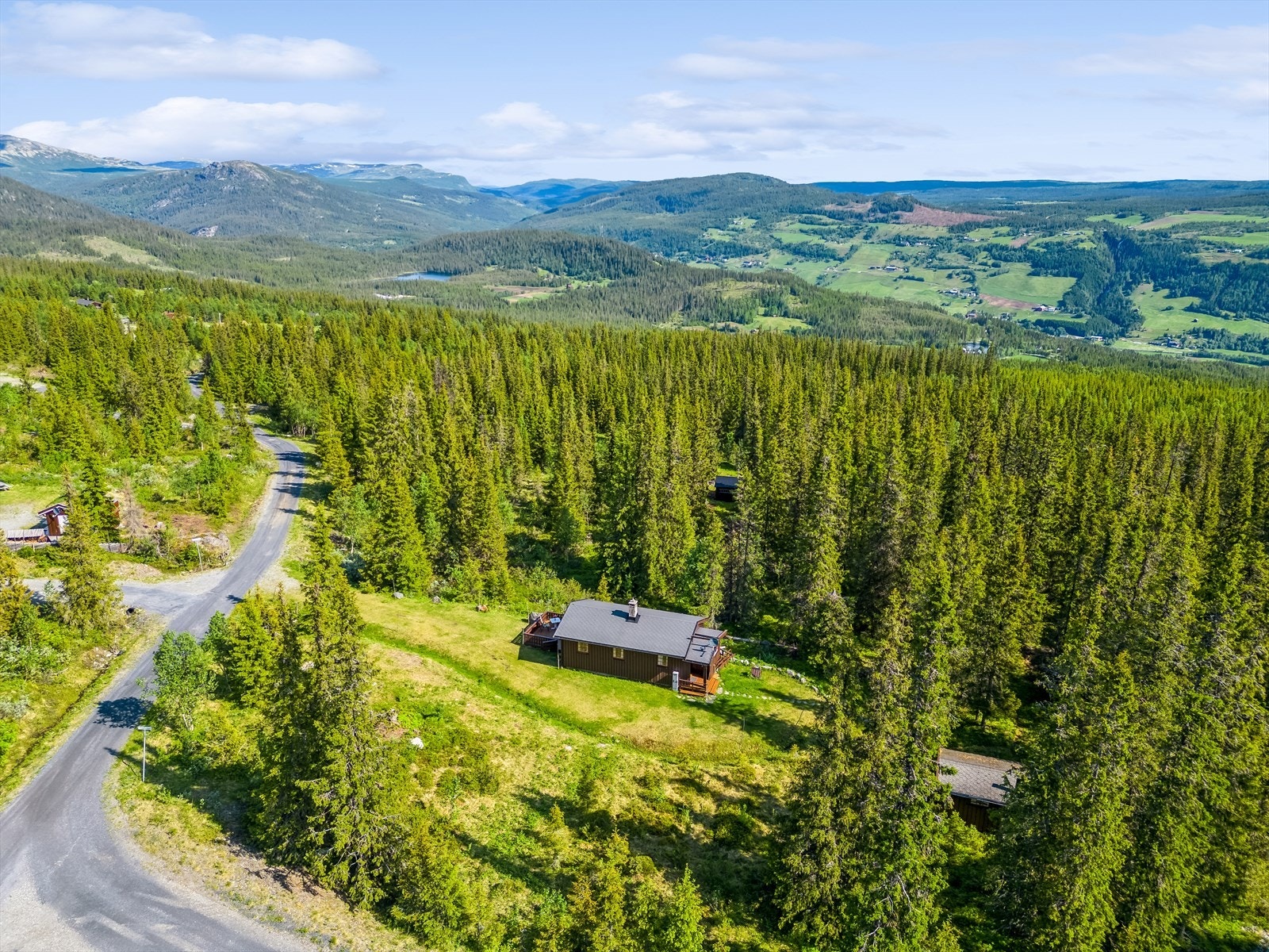 Nærområde byr på flotte naturopplevelser året rundt med merkede turstier og preparerte langrennsløyper, flere fiskevann og flott jaktterreng for de interesserte. Galleribilde