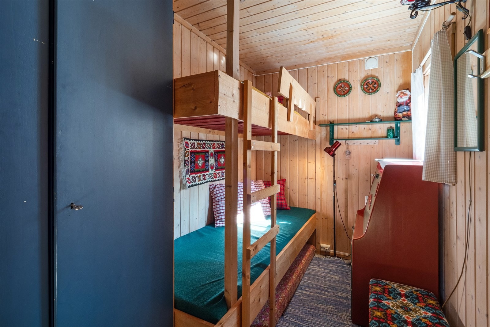 Det andre soverommet av noe mindre størrelse har også garderobeskap og en praktisk køyeseng. Galleribilde