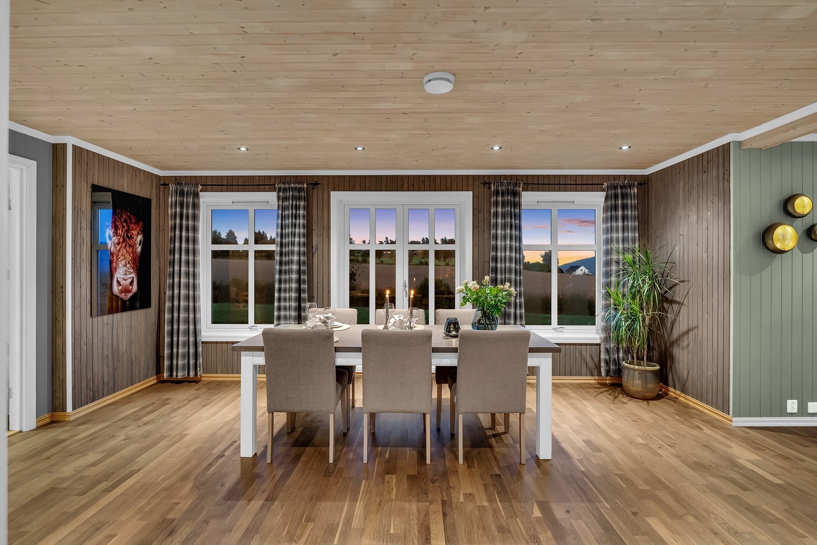 Huset gir en varm og lun stemning kveldstid. Galleribilde