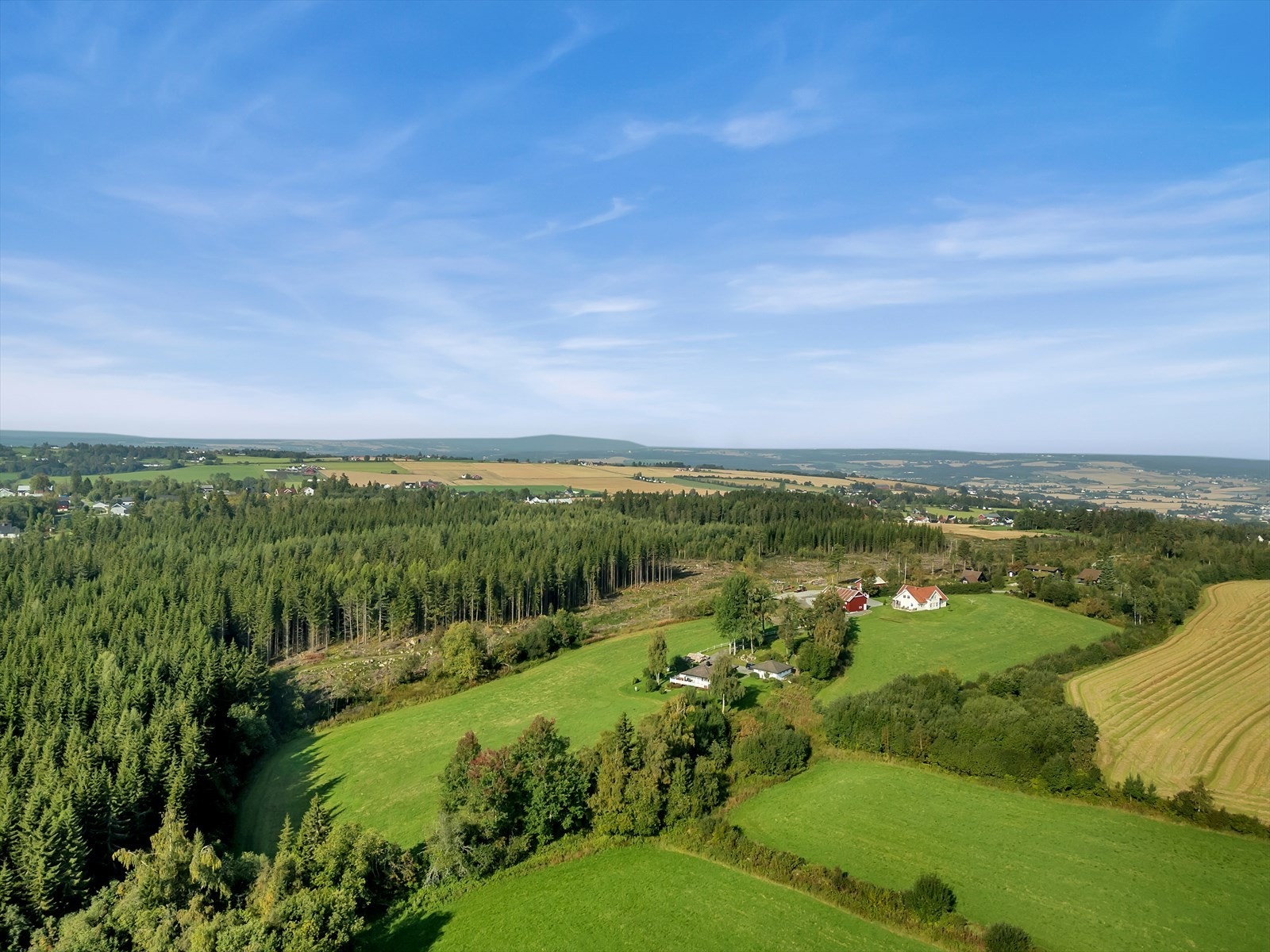 Ifølge Nibios gårdskart inneholder eiendommen 18 mål fulldyrket jord, 2,6 mål skog og 1,9 mål bebygd eiendom. 0,6 mål er annet markslag. Galleribilde