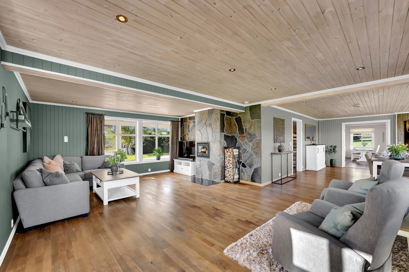 Innvendig fremstår huset velholdt, med svært romslige rom med gode lysforhold. Galleribilde