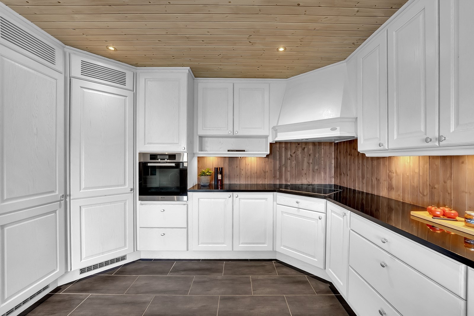 Særdeles godt med skap- og benkeplass. Galleribilde