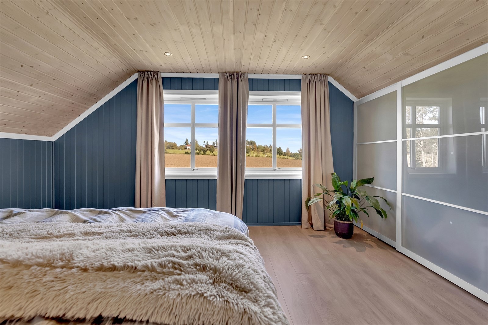 Her kan man våkne til utsynet av vakker landbruksidyll. Galleribilde