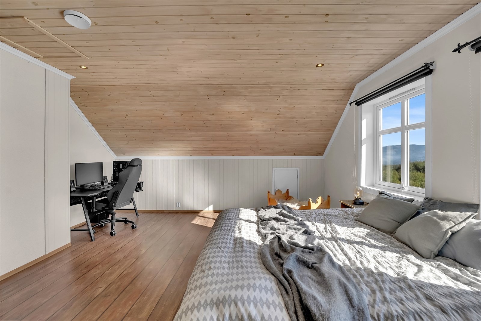 Rommet har mulighet for hjemmekontor/pult og adkomst til kneloft og loft. Galleribilde