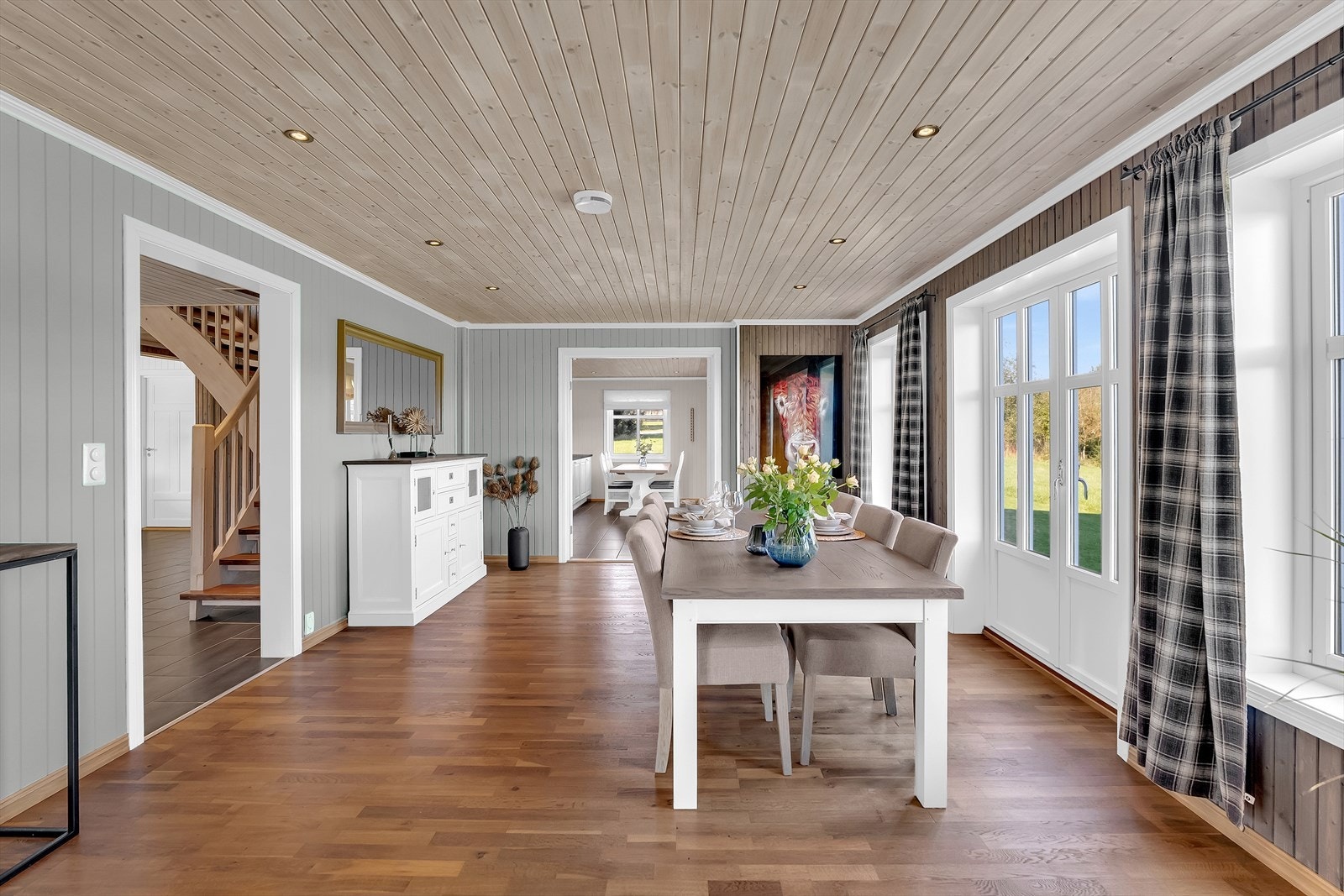 Spisestuen er praktisk plassert mellom kjøkkenet og stuen. Galleribilde