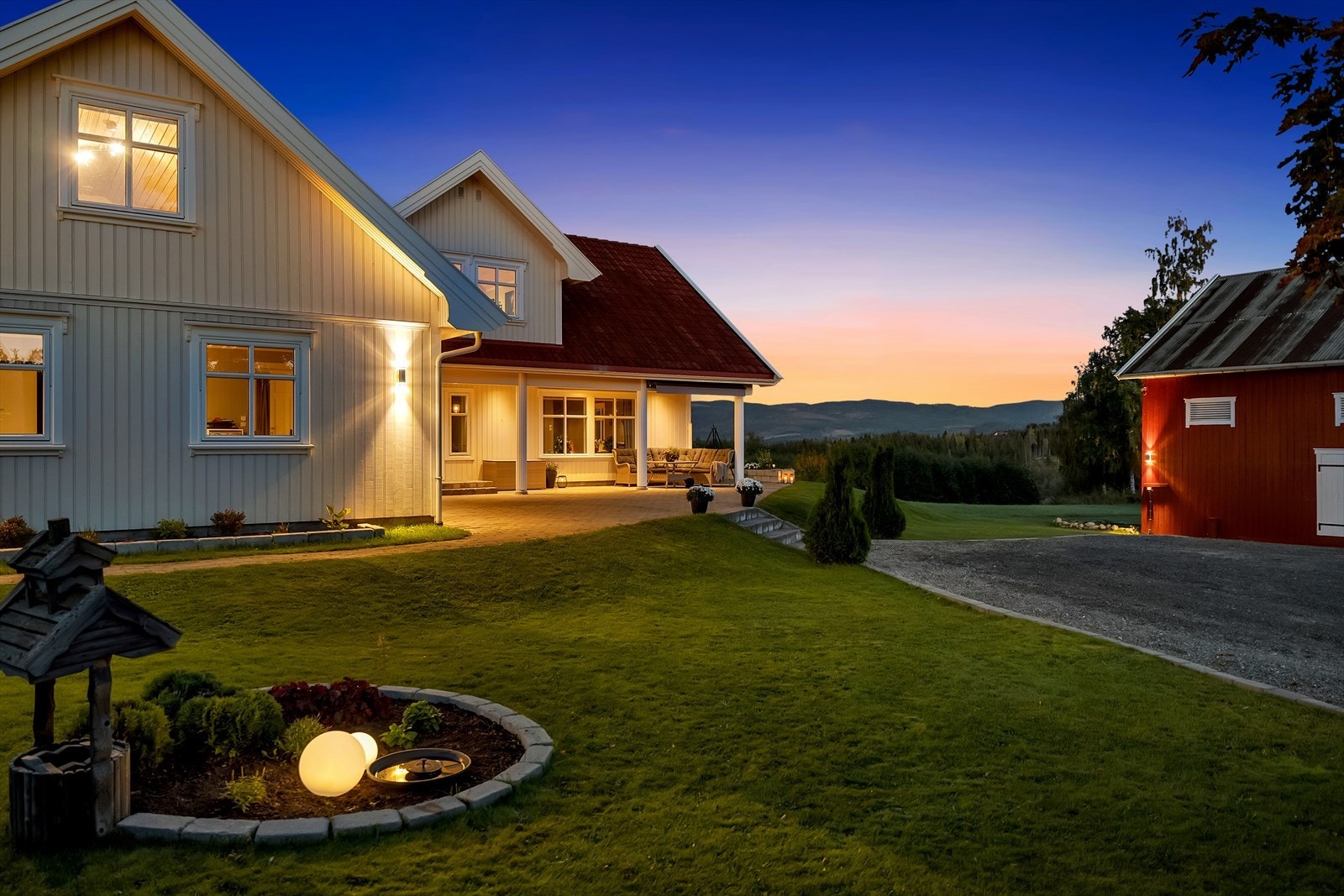Både huset, hagen og låven har godt med belysning. Galleribilde
