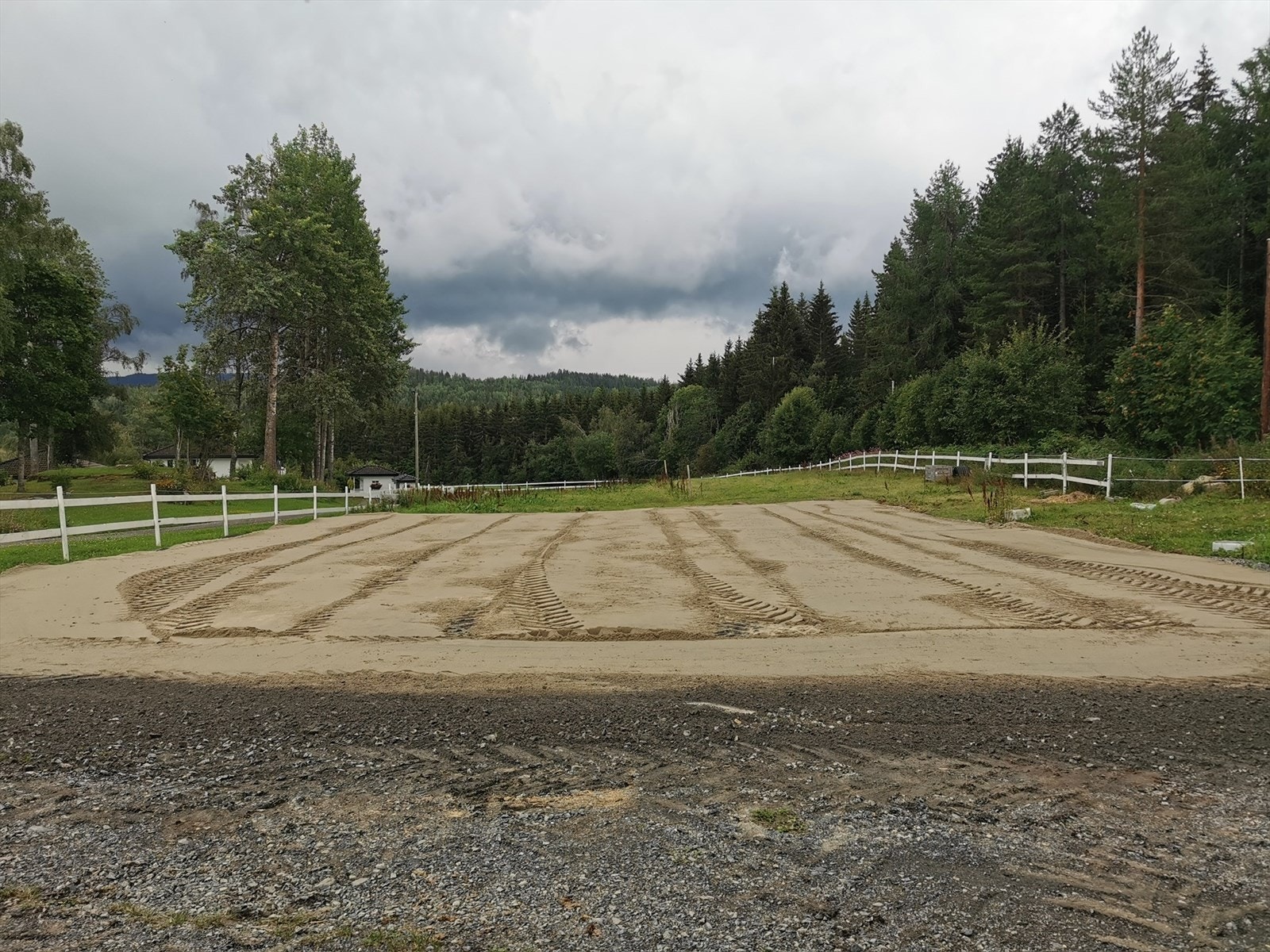 På baksiden har selger opparbeidet ridebane med sandbunn. Gjerdet er nå tatt ned og ridebanen stått ubrukt siste tiden. Galleribilde