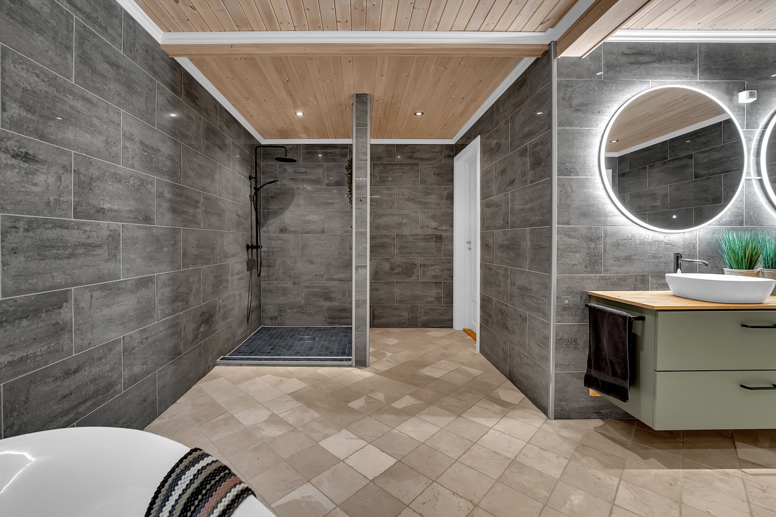 Dusjnisje og dør som tar en inn på vaskerommet. Galleribilde