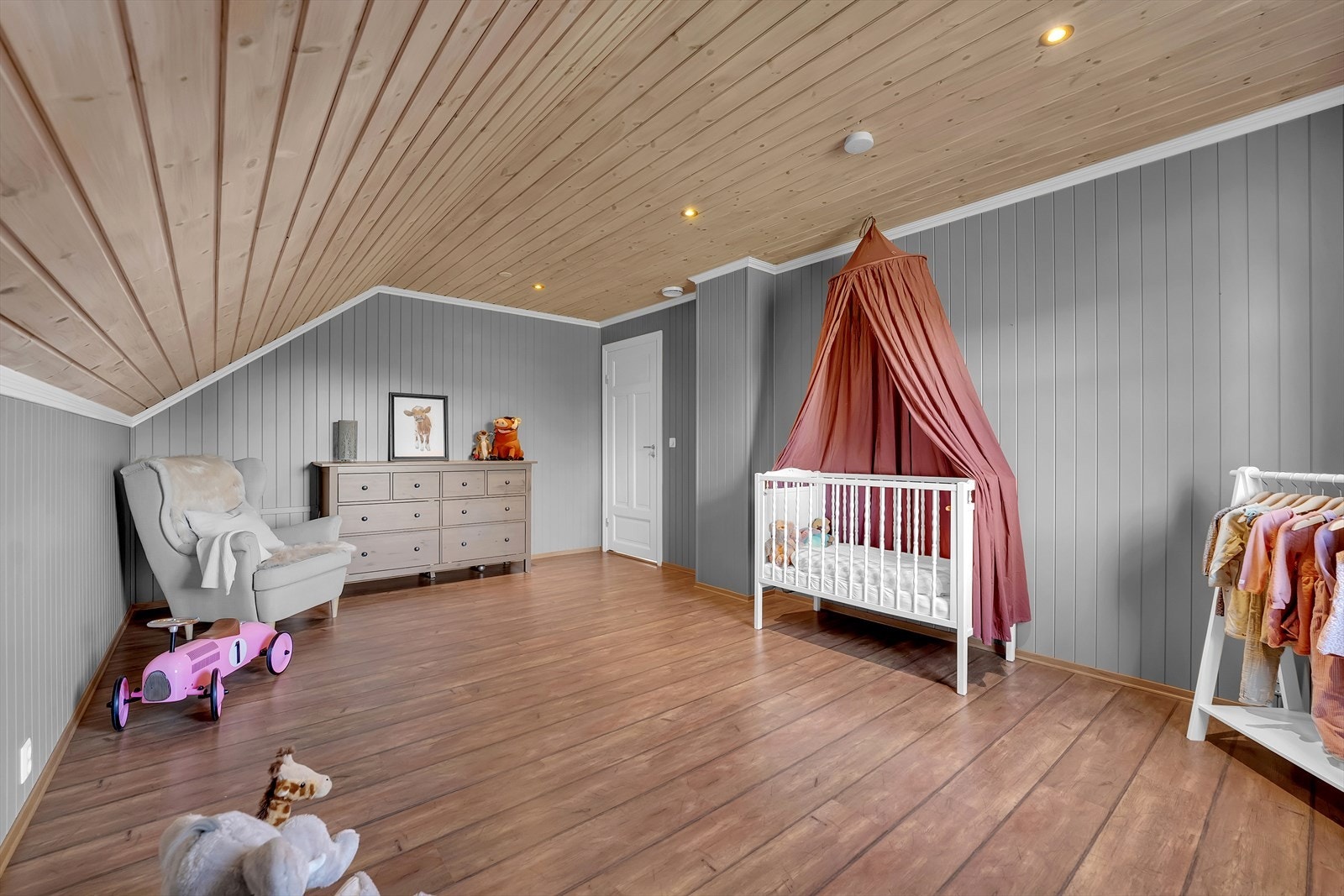 Dette rommet har også adkomst til kneloft som kan benyttes til oppbevaring om ønskelig. Galleribilde