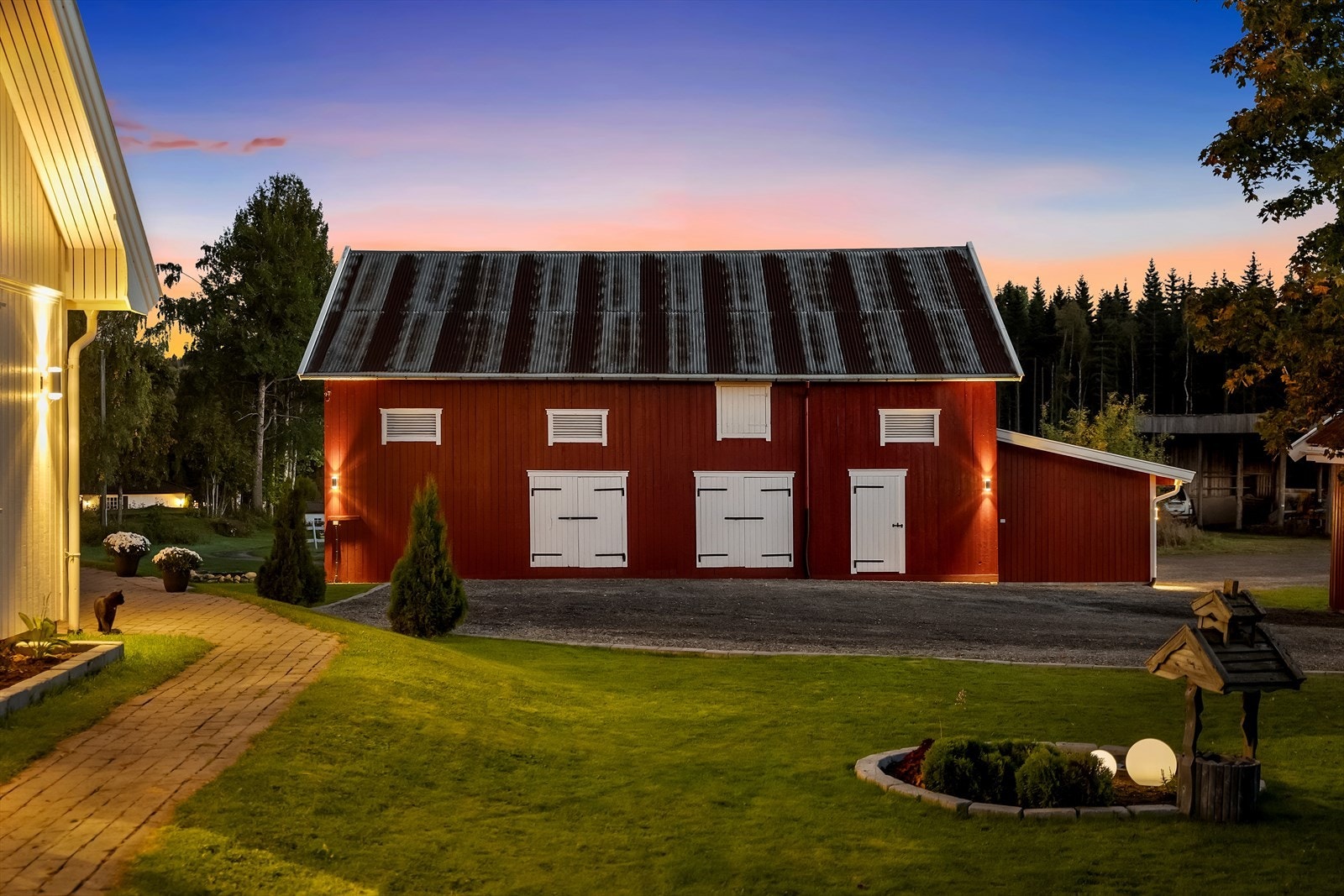 Stall med 4 bokser, salrom og oppbevaringsplass. Påbygget dobbel garasje av svært god størrelse. Galleribilde