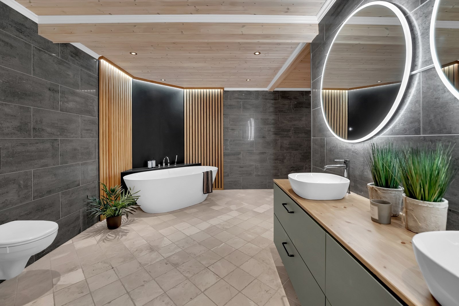 Badekar i lekre omgivelser med spilevegg, ledbelysning og praktisk hylle for baderomsartikler. Galleribilde